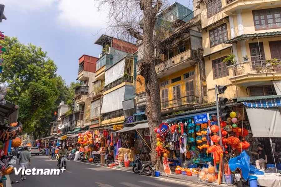 Situada en el corazón del casco antiguo de Hanói, la calle de Hang Ma es conocida por su ambiente bullicioso durante todo el año, especialmente durante el Tet (Año Nuevo Lunar) o el Festival del Medio Otoño. Aquí se reúnen comercios especializados en la venta de decoración, desde farolillos, papeles votivos hasta otro tipo de artículos decorativos hechos a mano.