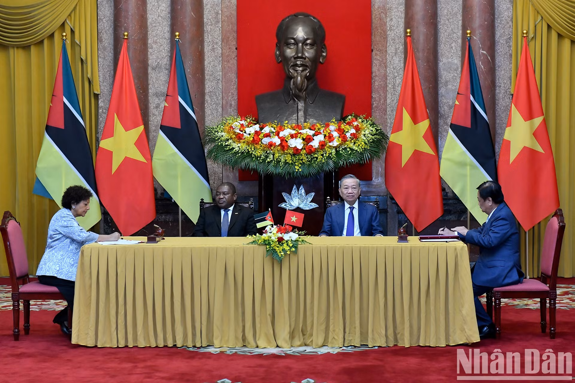 Los dos mandatarios presencian la rúbrica de un memorando de entendimiento sobre cooperación entre el Ministerio de Agricultura y Desarrollo Rural de Vietnam y el Ministerio del Mar, Aguas Interiores y Pesca de Mozambique.