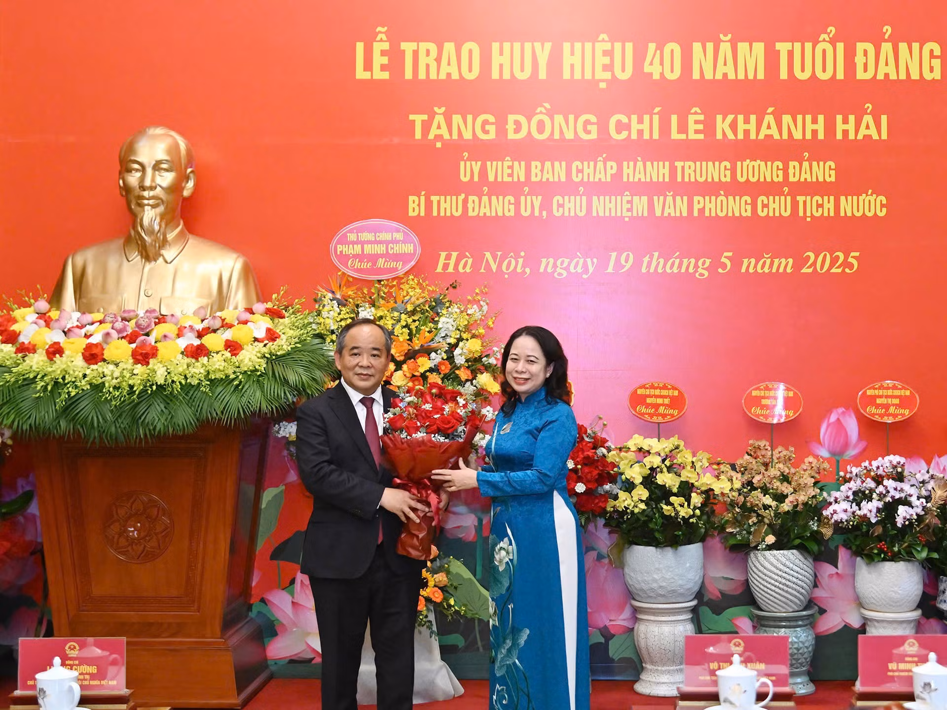 La vicepresidenta del país, Vo Thi Anh Xuan, felicita al funcionario honrado.