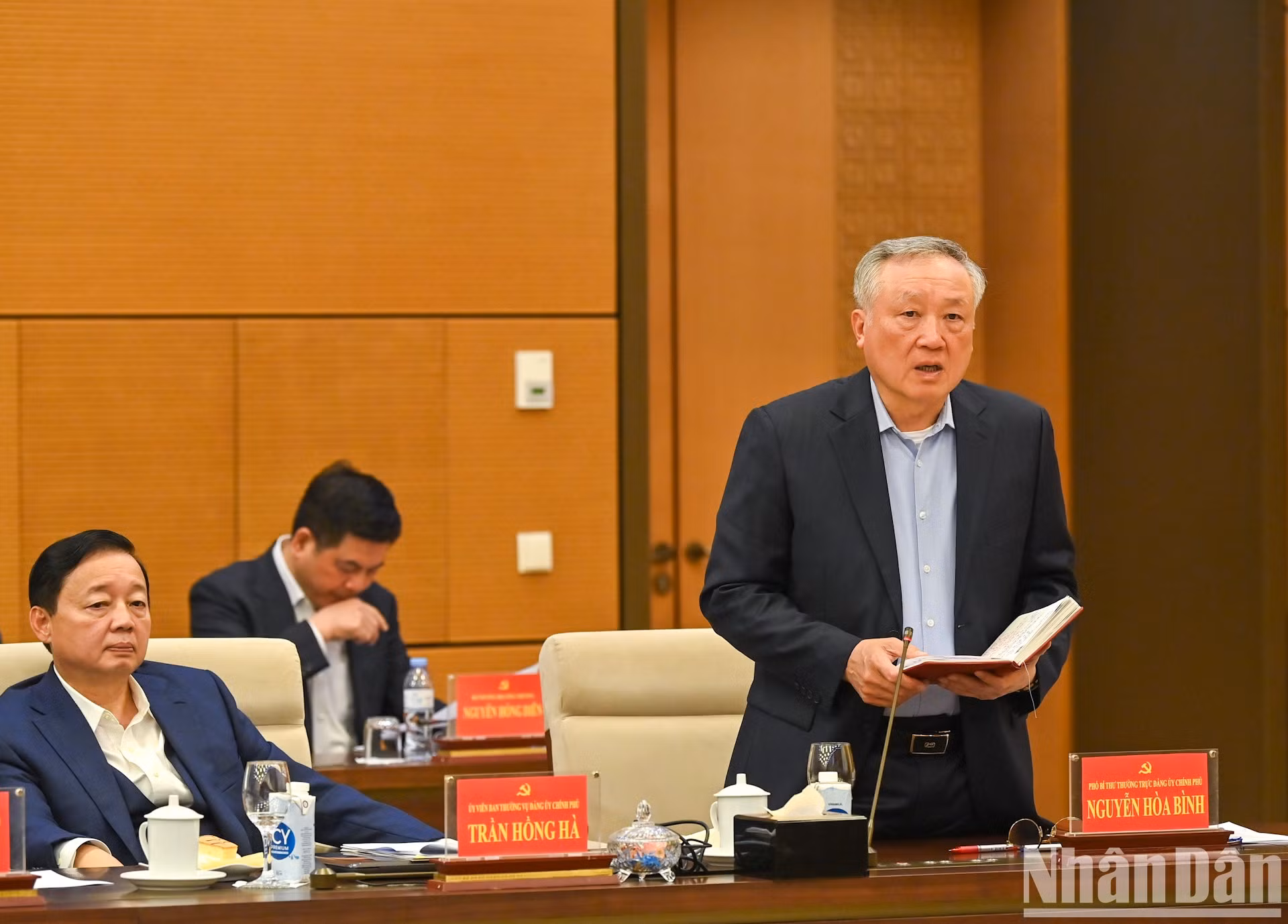 El vicesecretario permanente del Comité del Partido en el Gobierno y vice primer ministro ejecutivo, Nguyen Hoa Binh.