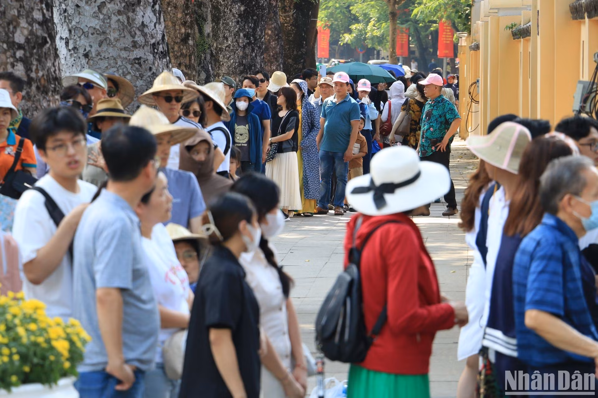Gente haciendo cola para entrar al Mausoleo dedicado al Presidente Ho Chi Minh.