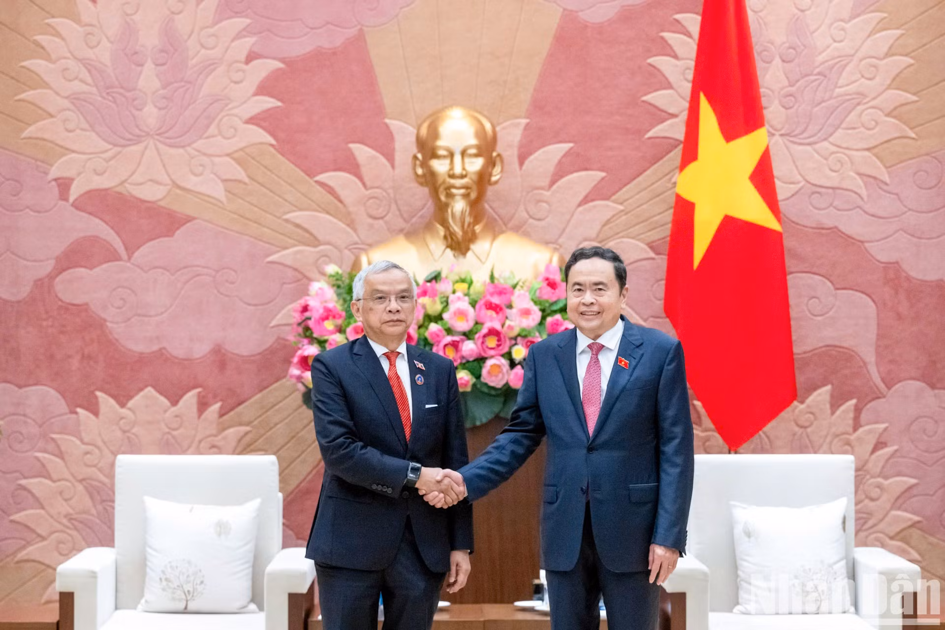 El presidente de la Asamblea Nacional de Vietnam, Tran Thanh Man, y el vicetitular de la Asamblea Nacional y presidente del Comité de Paz y Solidaridad de Laos, Sommad Pholsena.
