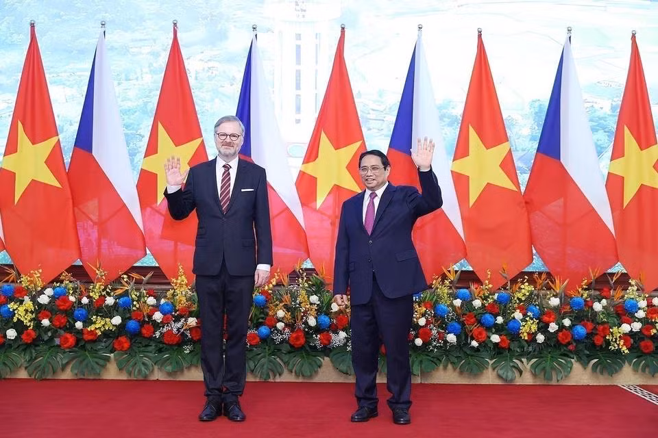 El primer ministro de Vietnam, Pham Minh Chinh, preside la recepción ceremonial a su homólogo checo Petr Fiala, quien realiza una visita oficial a la nación indochina (21 de abril de 2023).