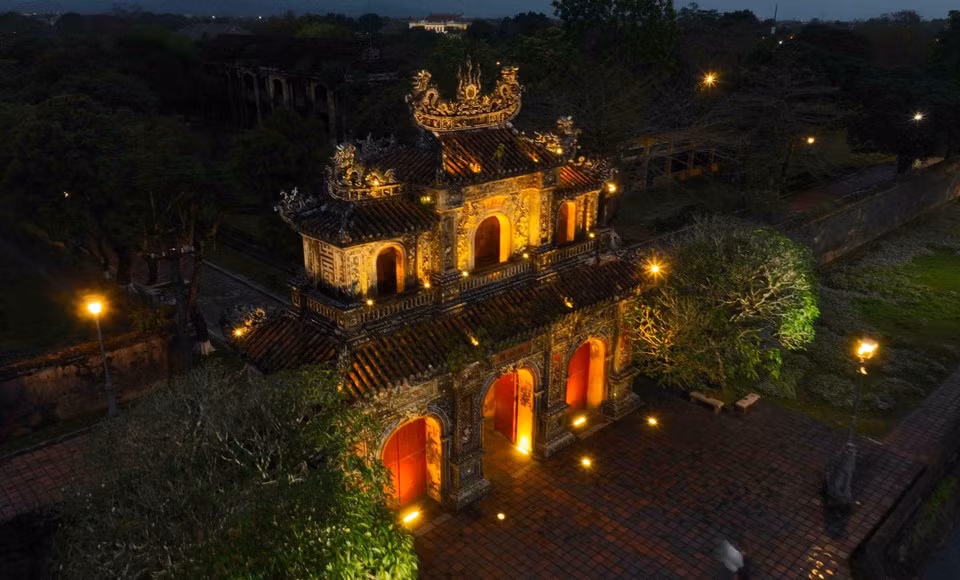 La Puerta de Hien Nhon (también conocida como Hien Nhan) se encuentra en el lado oriental de la Ciudadela Imperial de Hue, sobre la calle de Doan Thi Diem, en el barrio de Thuan Thanh, en la ciudad de Hue. En tiempos pasados, esta puerta estaba reservada exclusivamente para el ingreso y la salida de funcionarios y hombres. Es considerada la más hermosa de las 13 puertas de la Ciudadela, gracias a sus intrincados patrones y delicados motivos tallados.