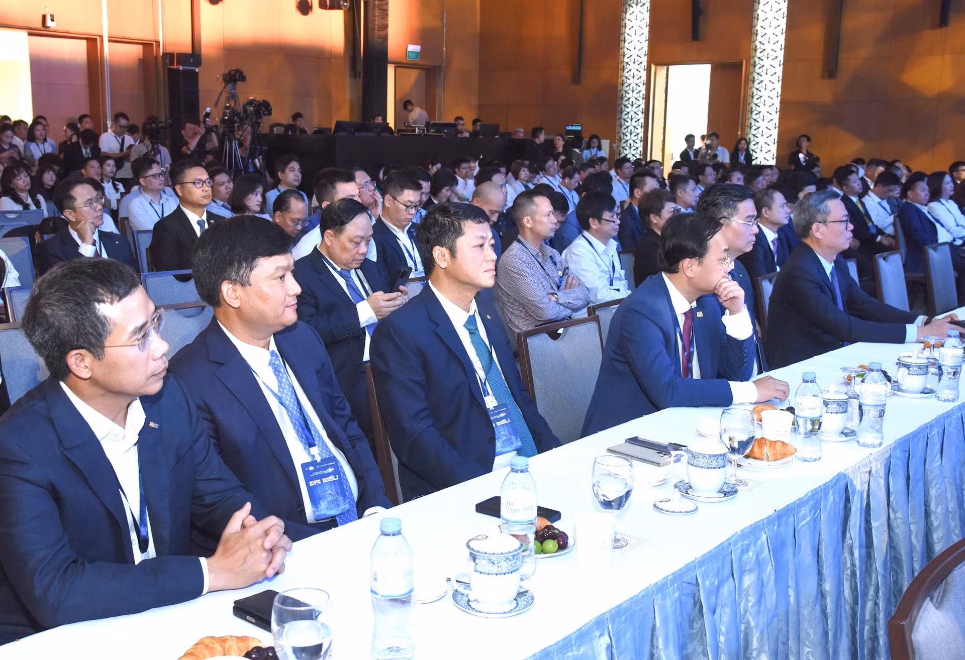 Entre los asistentes al evento figuran dirigentes del sector bancario nacional, ejecutivos de bancos, representantes de instituciones financieras de dentro y fuera del país, delegados de organizaciones de tecnología e invitados de entidades internacionales en Vietnam.