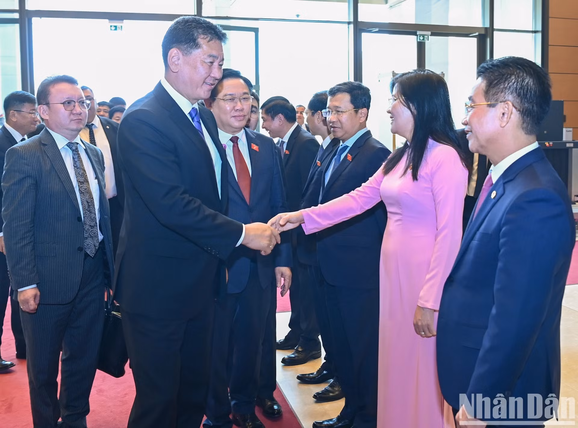 Dinh Hue presenta al presidente mongol los delegados de Vietnam. Dinh Hue presenta al presidente mongol los delegados de Vietnam.