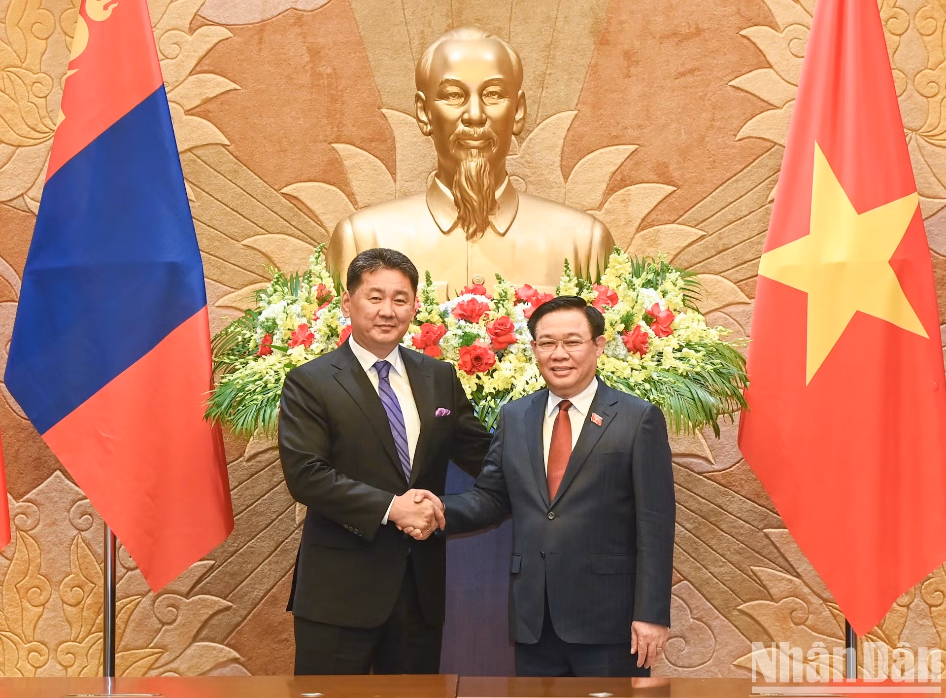 El jefe del Legislativo anfitrión, Vuong Dinh Hue, y el presidente de Mongolia, Ukhnaagiin Khurelsukh. El jefe del Legislativo anfitrión, Vuong Dinh Hue, y el presidente de Mongolia, Ukhnaagiin Khurelsukh.