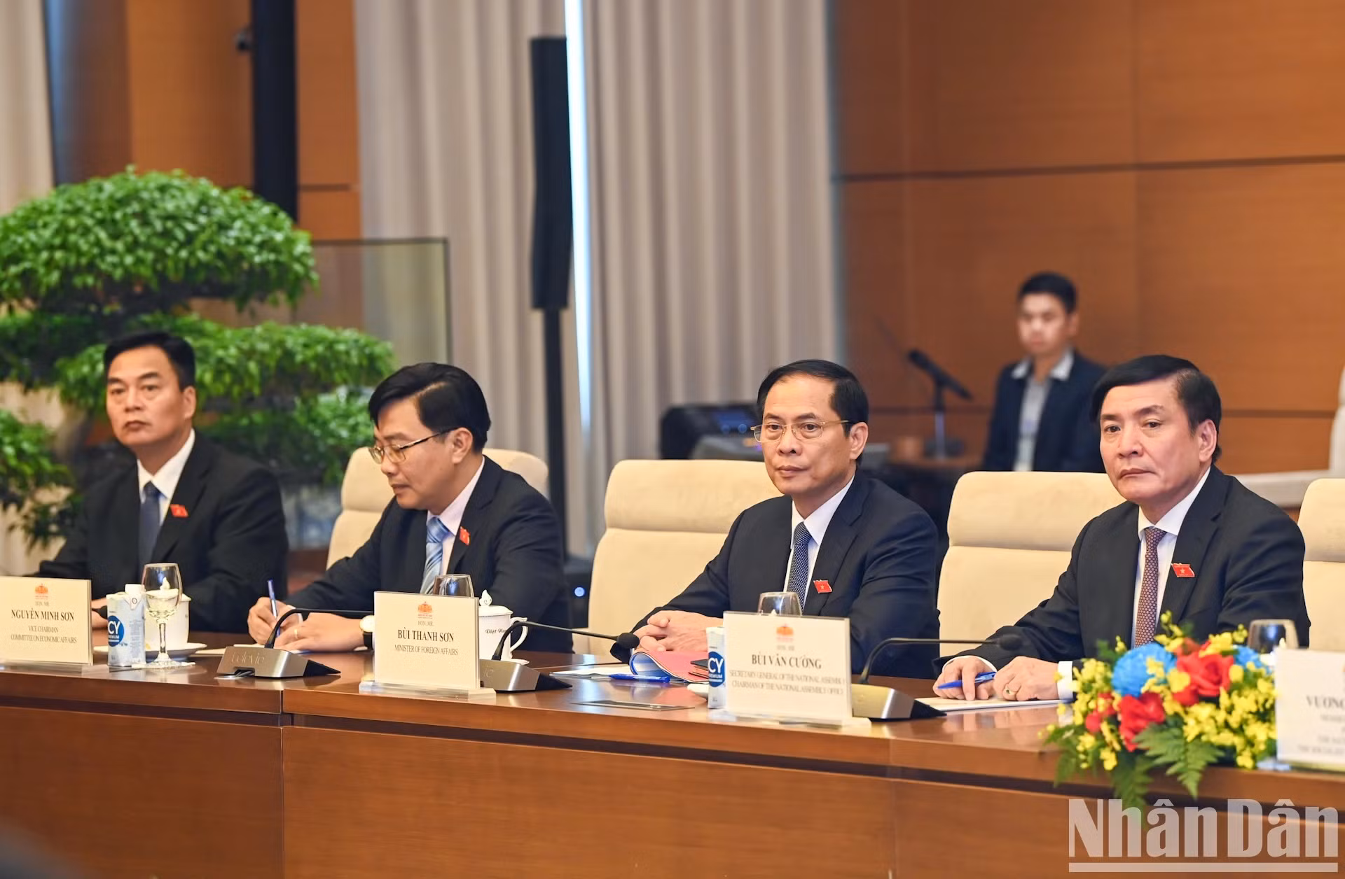 El secretario general de la Asamblea Nacional y jefe de la Oficina Parlamentaria, Bui Van Cuong (primero desde la derecha), y el ministro de Relaciones Exteriores de Vietnam, Bui Thanh Son (segundo desde la derecha), en la cita. El secretario general de la Asamblea Nacional y jefe de la Oficina Parlamentaria, Bui Van Cuong (primero desde la derecha), y el ministro de Relaciones Exteriores de Vietnam, Bui Thanh Son (segundo desde la derecha), en la cita.
