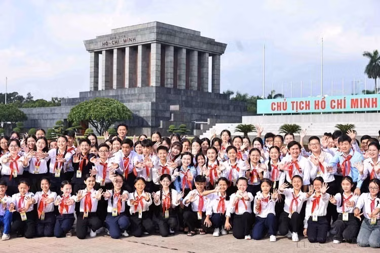 Los delegados que participaron en la sesión simulada del “Parlamento Infantil” en su segunda edición en 2024 visitan el Mausoleo de Ho Chi Minh. Los delegados que participaron en la sesión simulada del “Parlamento Infantil” en su segunda edición en 2024 visitan el Mausoleo de Ho Chi Minh.