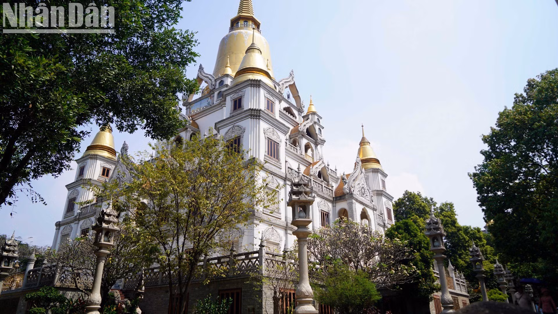 La pagoda de Buu Long ha sido elegida por la revista estadounidense National Geographic como una de las diez obras budistas con mejor diseño del mundo y se ha convertido en un destino popular de turismo espiritual.