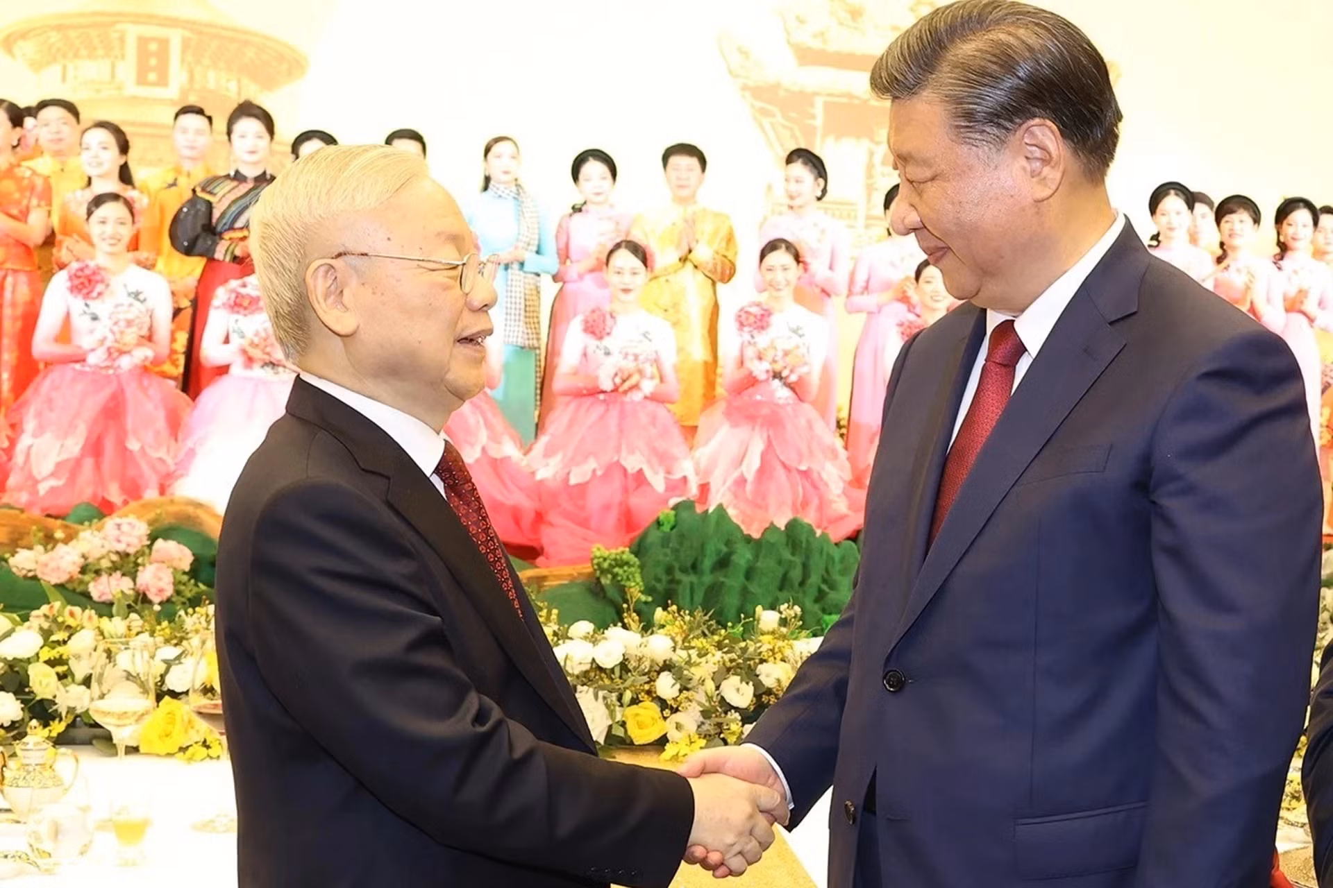 El secretario general del PCV, Nguyen Phu Trong, y el máximo dirigente partidista y presidente chino, Xi Jinping, en la velada. (Fotografía: VNA) El secretario general del PCV, Nguyen Phu Trong, y el máximo dirigente partidista y presidente chino, Xi Jinping, en la velada. (Fotografía: VNA)