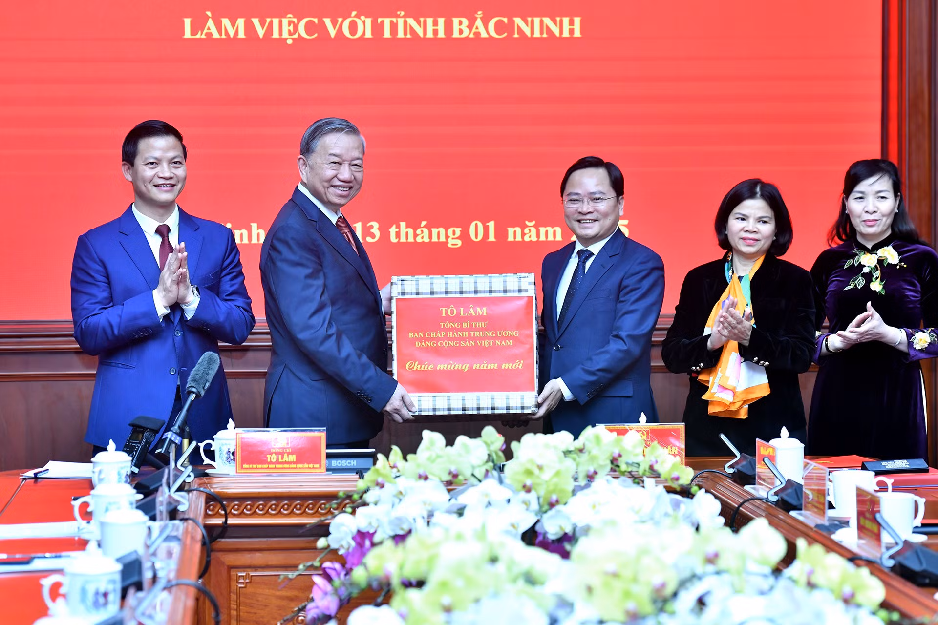 El líder político entrega un regalo a la instancia del PCV, el gobierno y el pueblo de Bac Ninh.