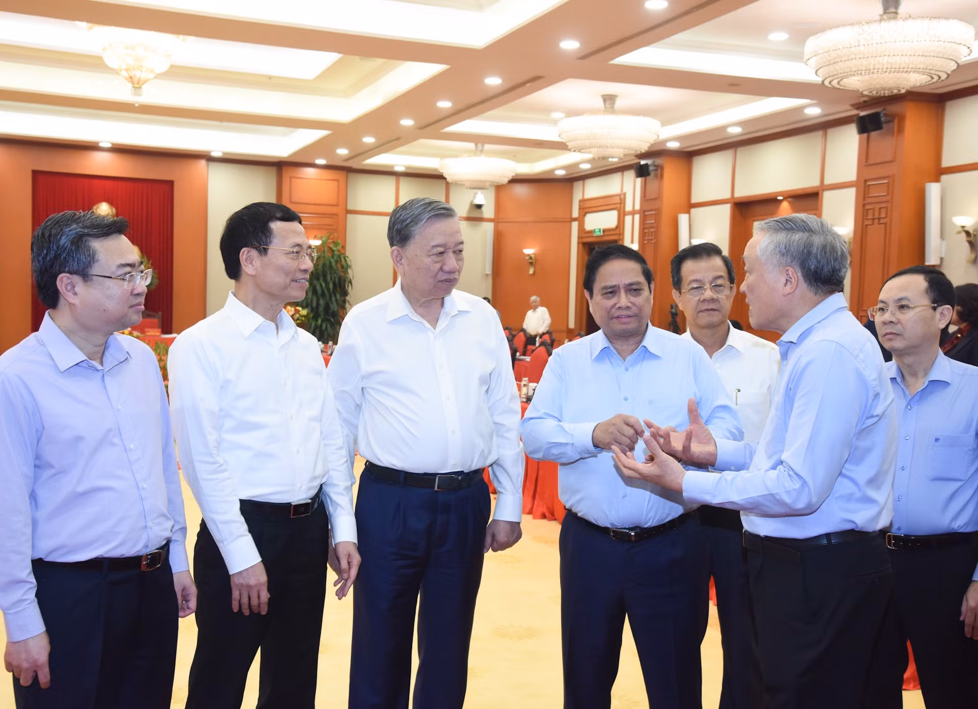 El secretario general To Lam, el premier Pham Minh Chinh y delegados a la sesión.