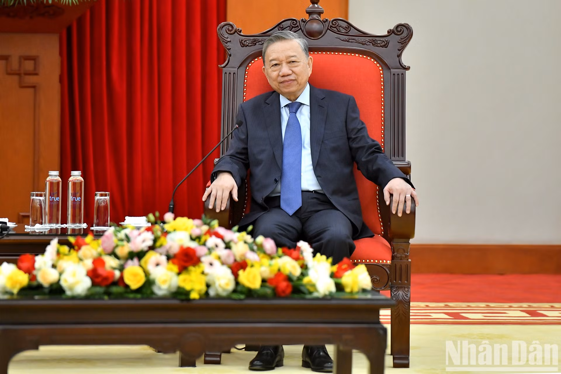 El máximo dirigente político de Vietnam en la reunión.