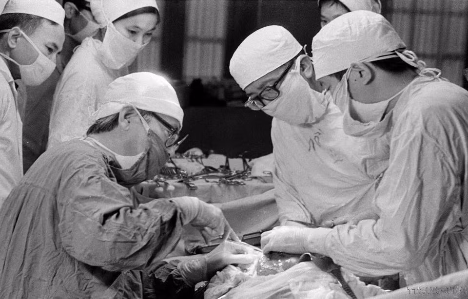 El profesor Ton That Tung hizo importantes contribuciones a la medicina vietnamita, especialmente con su método de resección hepática que se ha reconocido internacionalmente y se ha convertido en una técnica clásica, aplicada en muchos países avanzados. En la foto, el profesor Ton That Tung realiza una cirugía hepática en el año 1976. El profesor Ton That Tung hizo importantes contribuciones a la medicina vietnamita, especialmente con su método de resección hepática que se ha reconocido internacionalmente y se ha convertido en una técnica clásica, aplicada en muchos países avanzados. En la foto, el profesor Ton That Tung realiza una cirugía hepática en el año 1976.