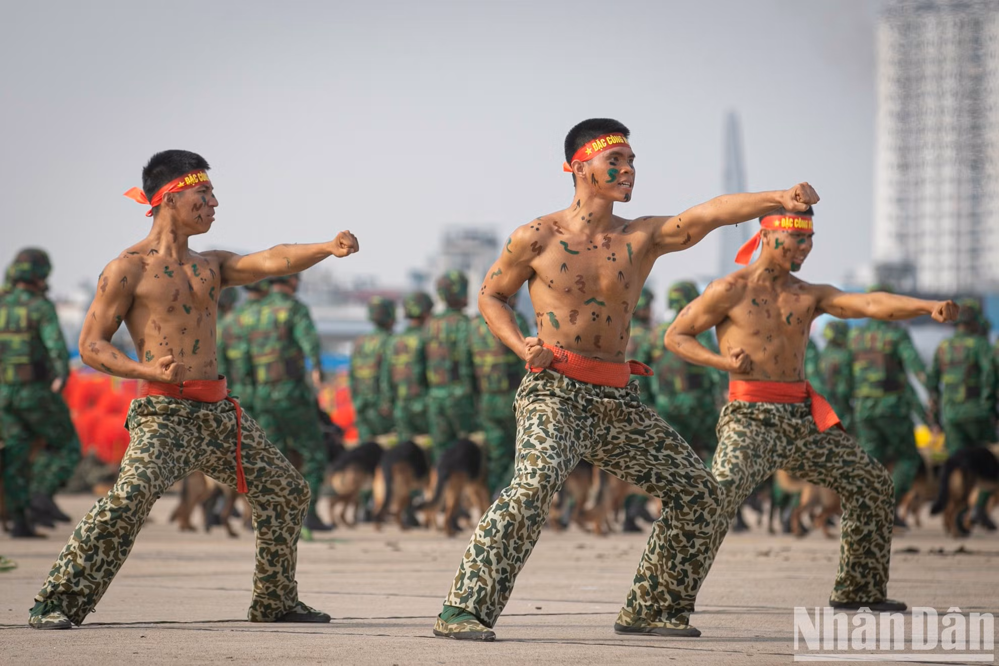 El evento tiene como tema “Vietnam – Paz – Cooperación – Desarrollo” y cuenta con actuaciones de más de dos mil oficiales y soldados del Ejército Popular de Vietnam.