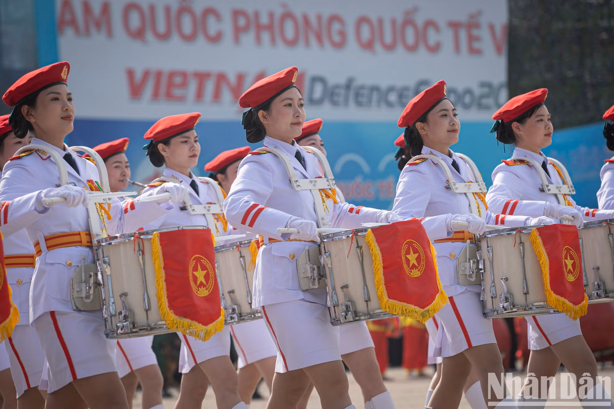 Desfile de las miembros de la banda militar.