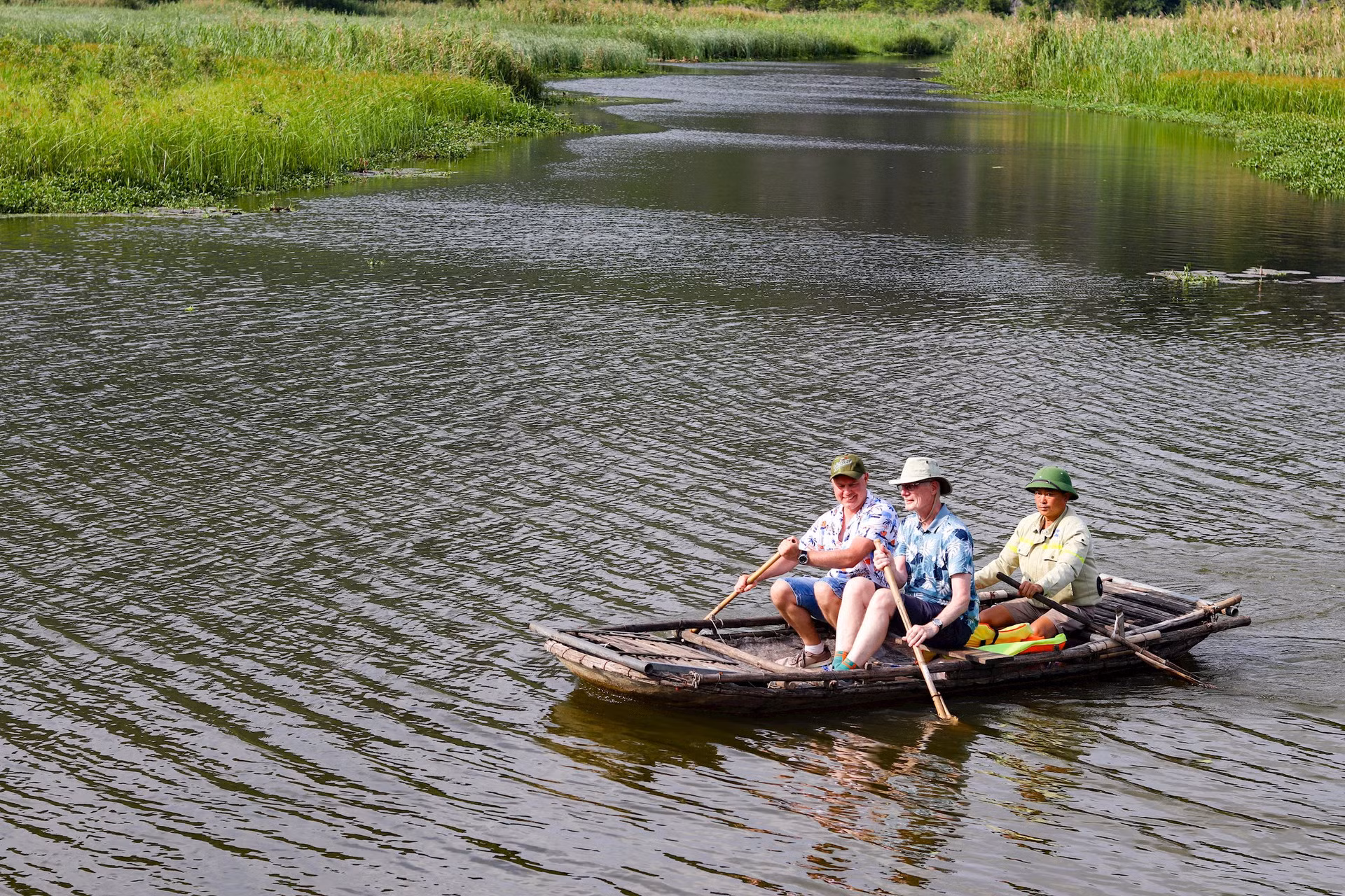 Remar sobre el humedal relaja a los visitantes.