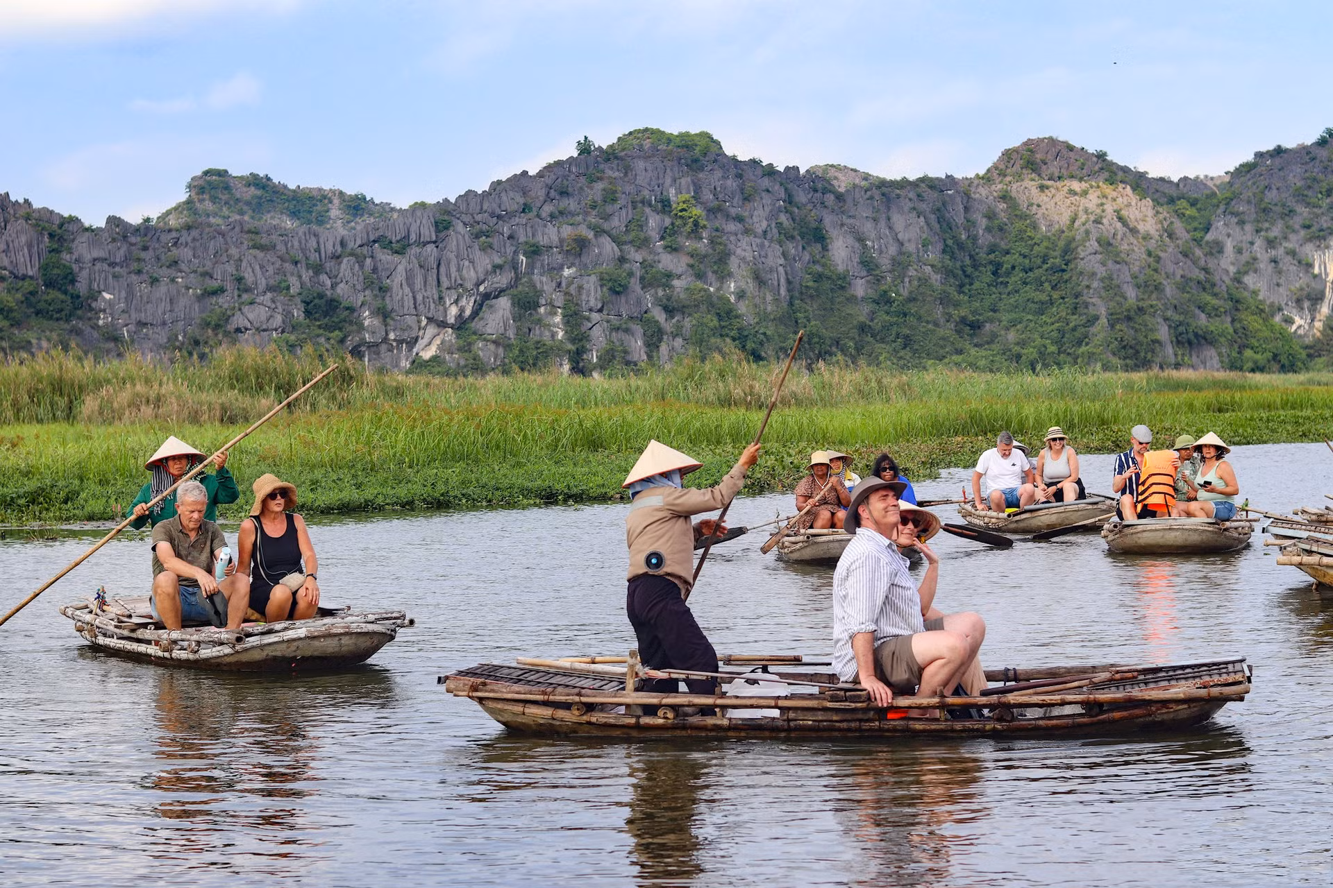 Según el Servicio de Turismo de Ninh Binh, el turismo en esta zona, a cargo de la Cooperativa de Servicios de Ecoturismo de Van Long, se practica bajo un modelo comunitario. La mayoría de los viajeros allí son foráneos. En 2023, el enclave recibió a más de 80 mil excursionistas.