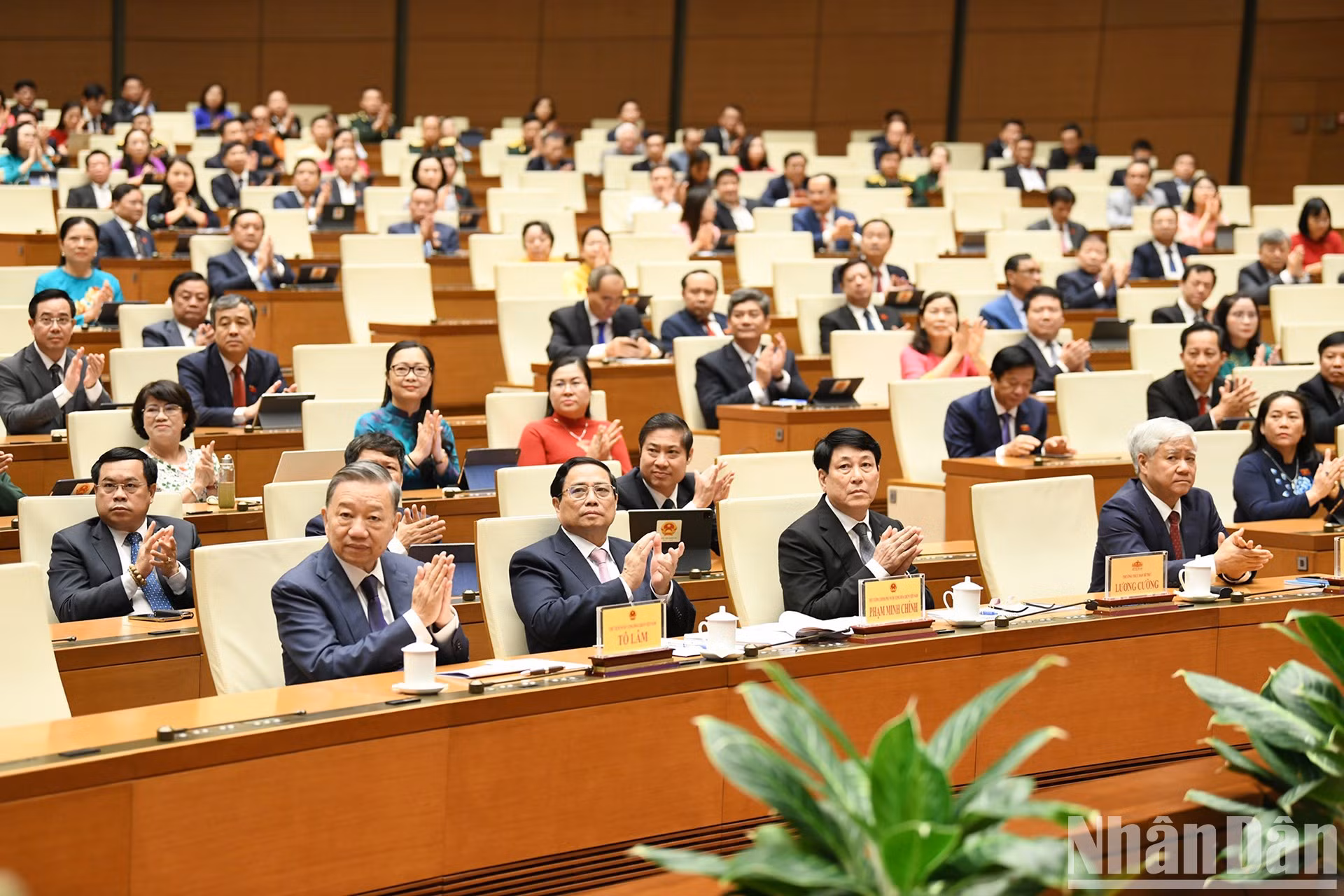 Asisten al acto de clausura, efectuado en Hanói, el presidente de Vietnam, To Lam; el primer ministro, Pham Minh Chinh; el miembro permanente del Secretariado del Comité Central del Partido, Luong Cuong, y el presidente del Comité Central del Frente de la Patria de Vietnam, Do Van Chien (de la izquierda a la derecha, primera fila). Asisten al acto de clausura, efectuado en Hanói, el presidente de Vietnam, To Lam; el primer ministro, Pham Minh Chinh; el miembro permanente del Secretariado del Comité Central del Partido, Luong Cuong, y el presidente del Comité Central del Frente de la Patria de Vietnam, Do Van Chien (de la izquierda a la derecha, primera fila).