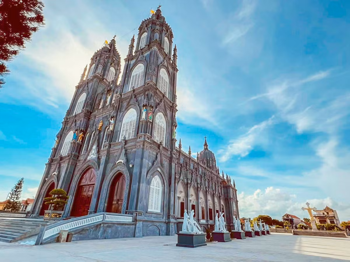 En 2017, a pedidos de la población, el Comité Popular de Quang Ninh aprobó la reconstrucción del lugar. Desde su inauguración el 15 de abril de 2023, la nueva iglesia de Tra Co se ha convertido en una de las atracciones turísticas de Mong Cai.