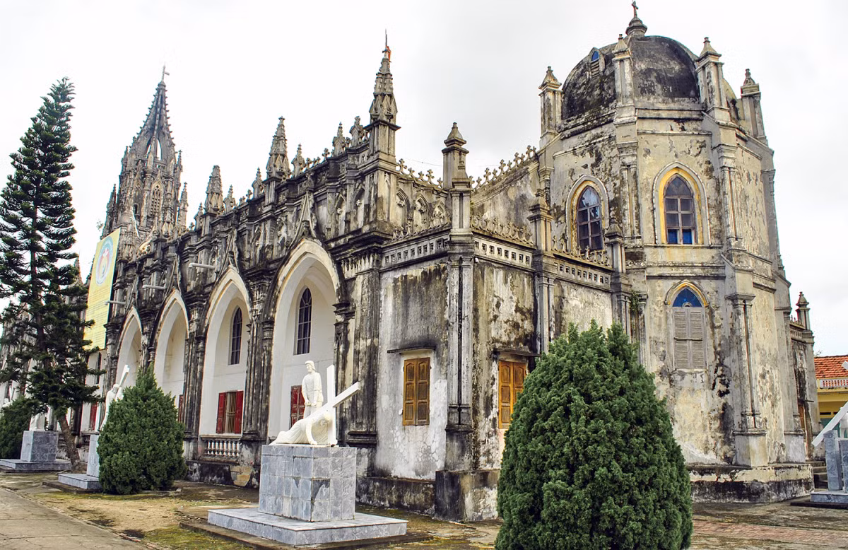 Antes, la iglesia se extendía sobre más de 12 mil metros cuadrados con elementos arquitectónicos de estilo gótico, un campanario de 36 metros de altura, una puerta arqueada y un techo decorado con relieves. (Foto de archivo tomada en 2010)