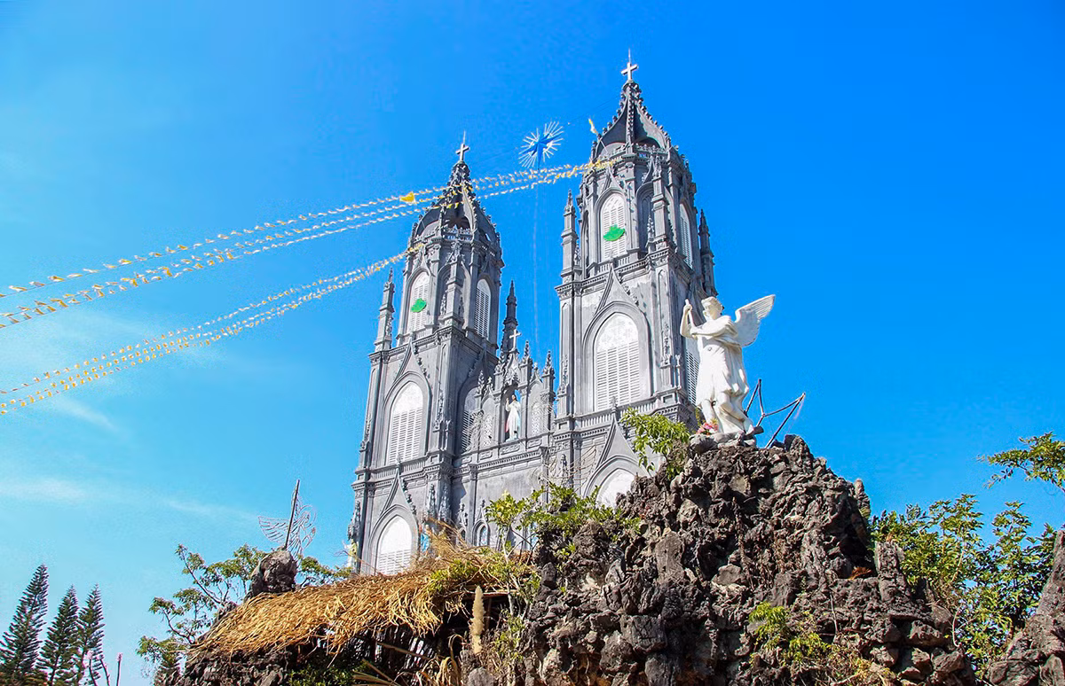 La iglesia de Tra Co y el cercano cabo de Sa Vi figuran entre los destinos que no deben perderse los viajeros a esta tierra nororiental.