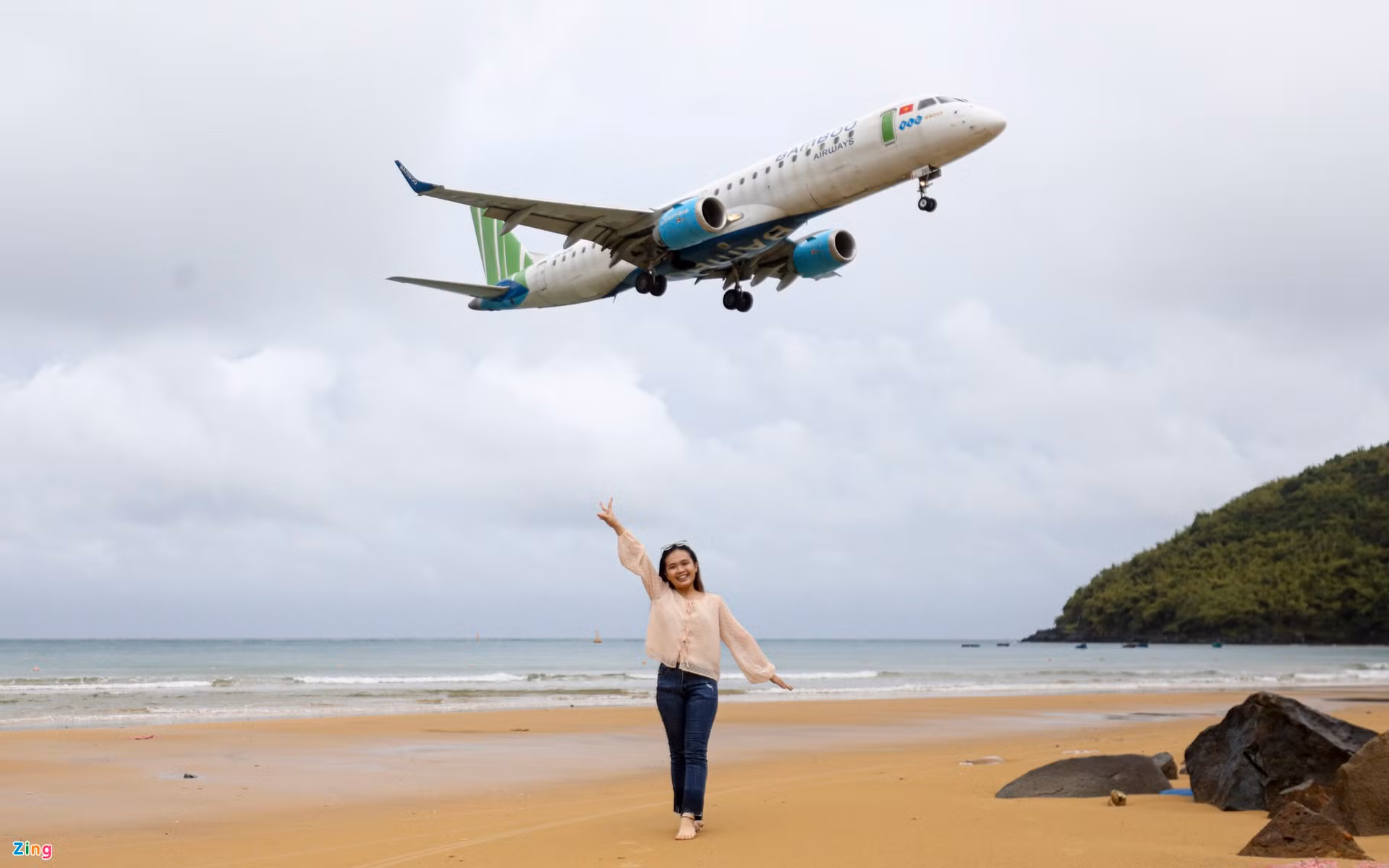 La "caza del avión" es una nueva moda entre los amantes de la aventura. Desde una playa situada a unos cientos de metros de la pista del aeropuerto local, los interesados pueden hacer fotos de aviones que se acercan a la pista y pasan a poca distancia de las cabezas de los bañistas.