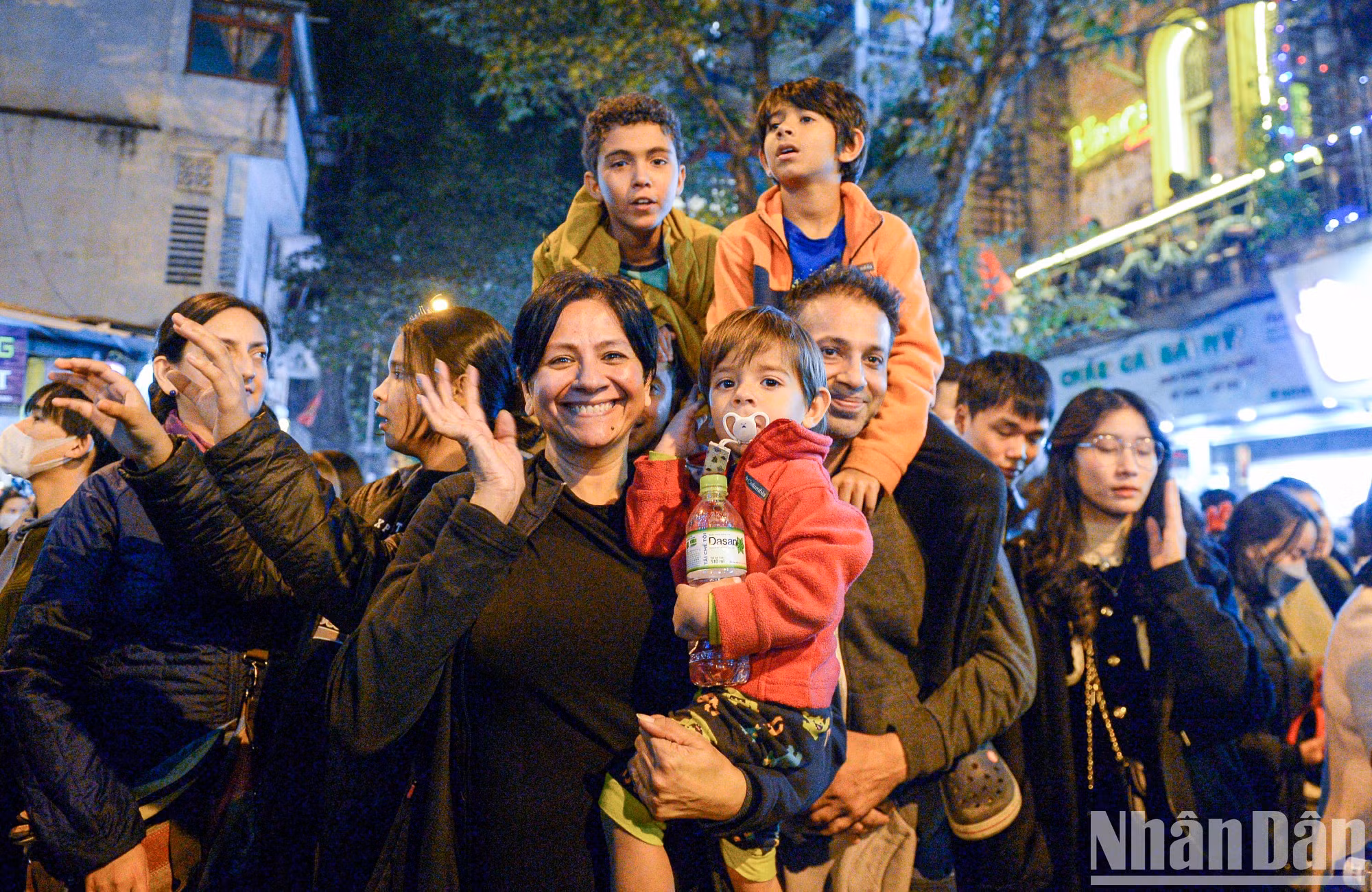 Expatriados se unen al bullicio de Navidad en la capital vietnamita.