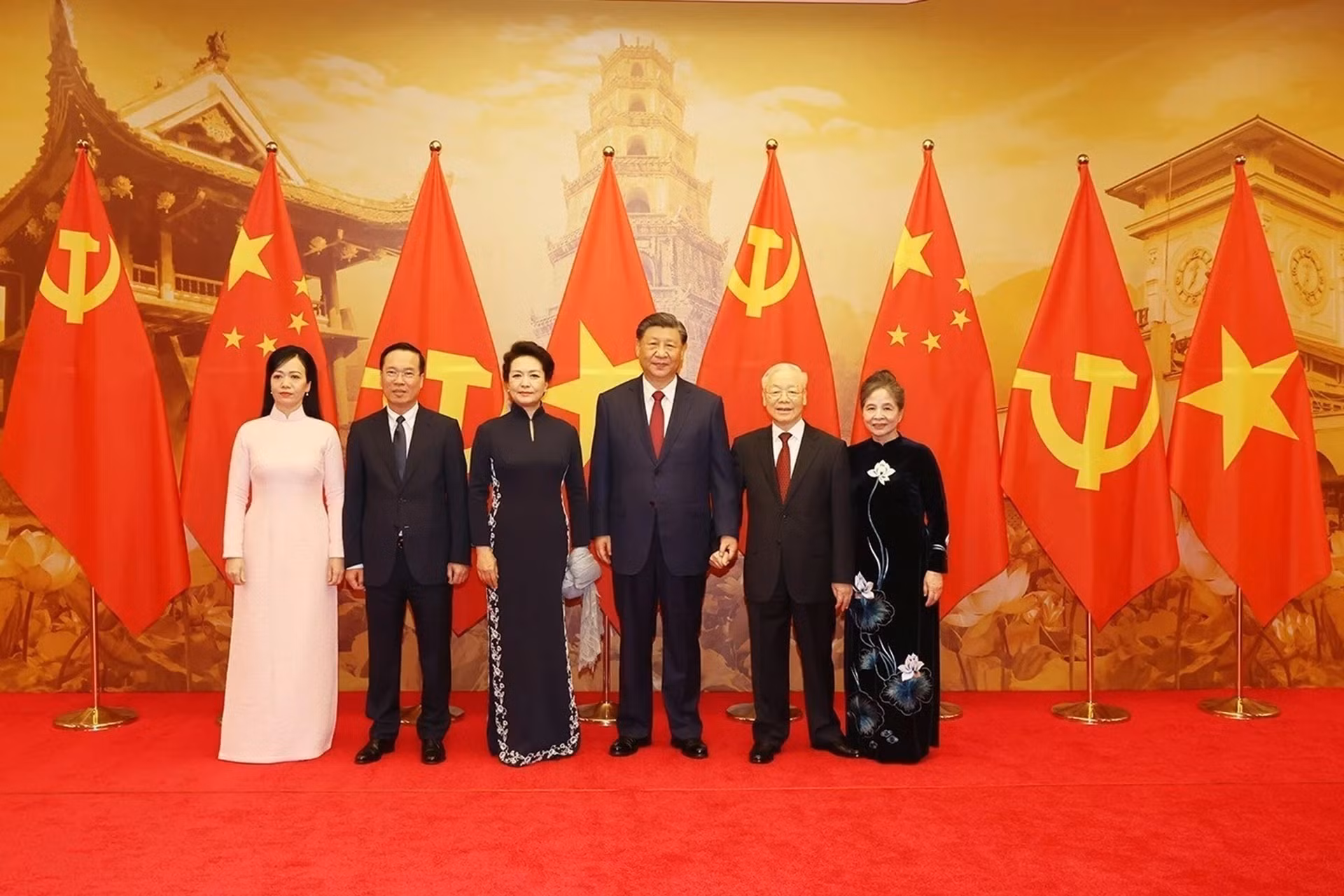 Phu Trong y su cónyuge posan juntos al presidente de Vietnam, Vo Van Thuong, el máximo dirigente de China, y sus cónyuges. (Fotografía: VNA) Phu Trong y su cónyuge posan juntos al presidente de Vietnam, Vo Van Thuong, el máximo dirigente de China, y sus cónyuges. (Fotografía: VNA)