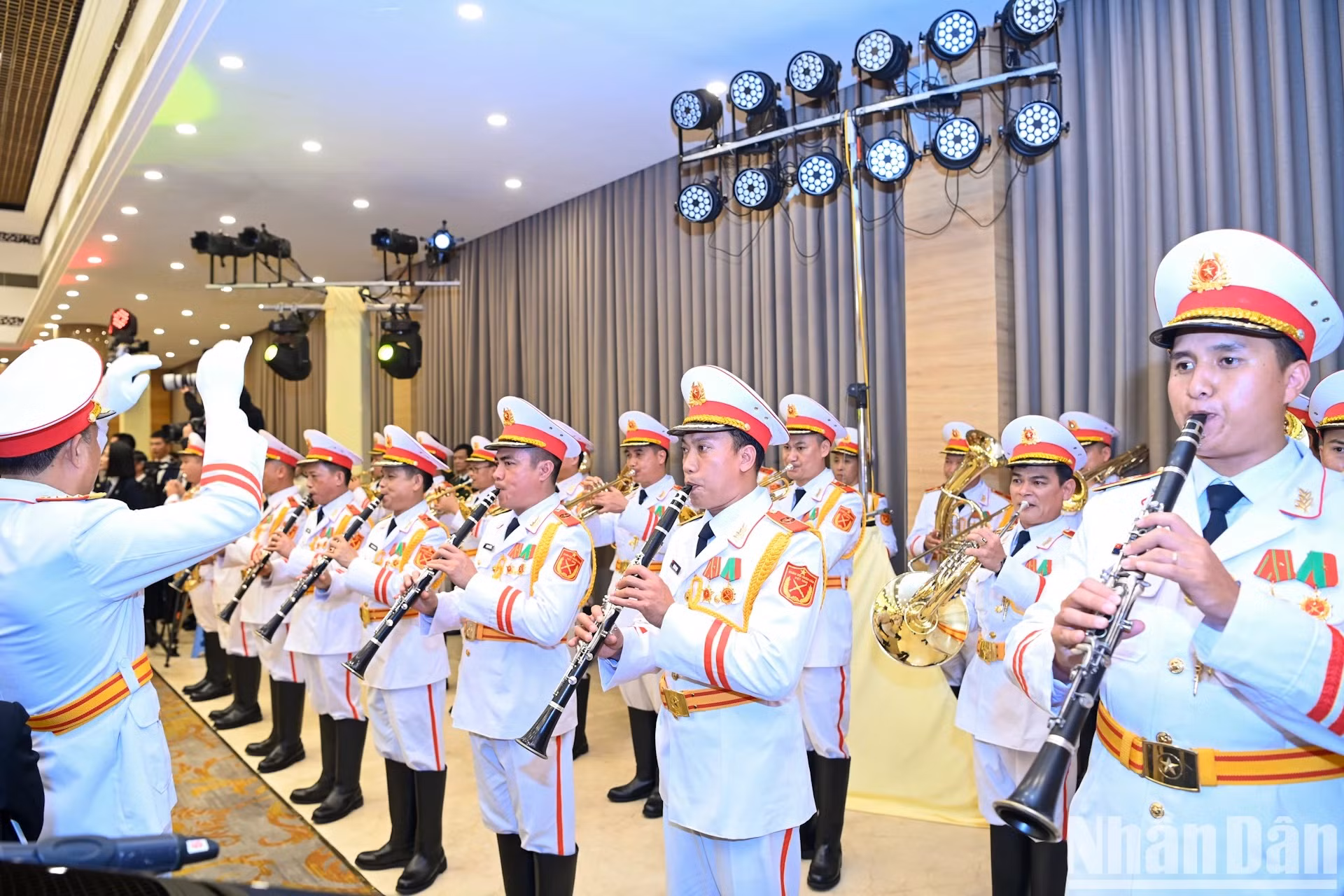 La banda militar toca el himno nacional de cada país. (Fotografía: Nhan Dan) La banda militar toca el himno nacional de cada país. (Fotografía: Nhan Dan)