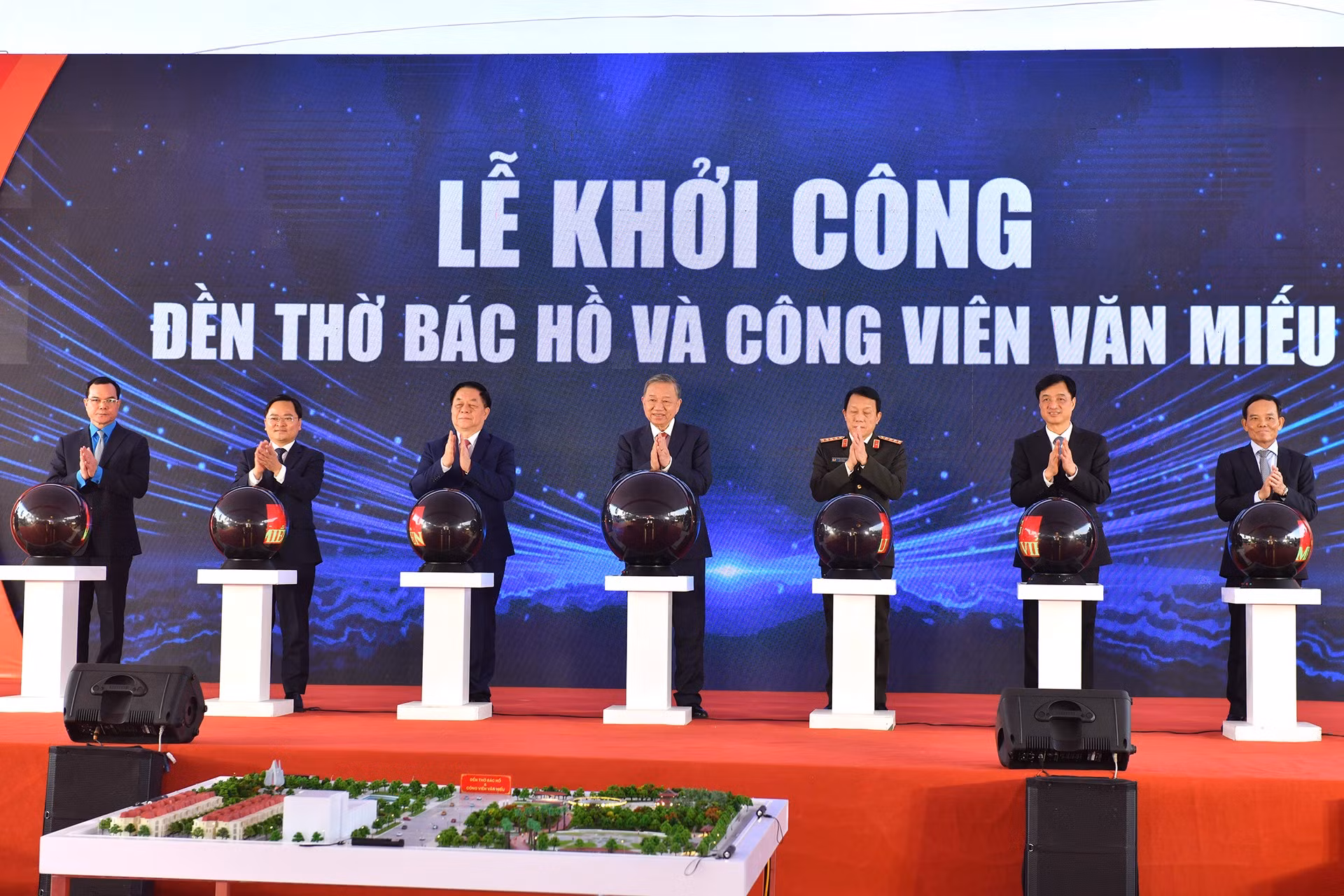 El líder del PCV asiste al acto de inicios de construcción del Templo dedicado al Presidente Ho Chi Minh y el parque de Van Mieu en la ciudad de Bac Ninh.