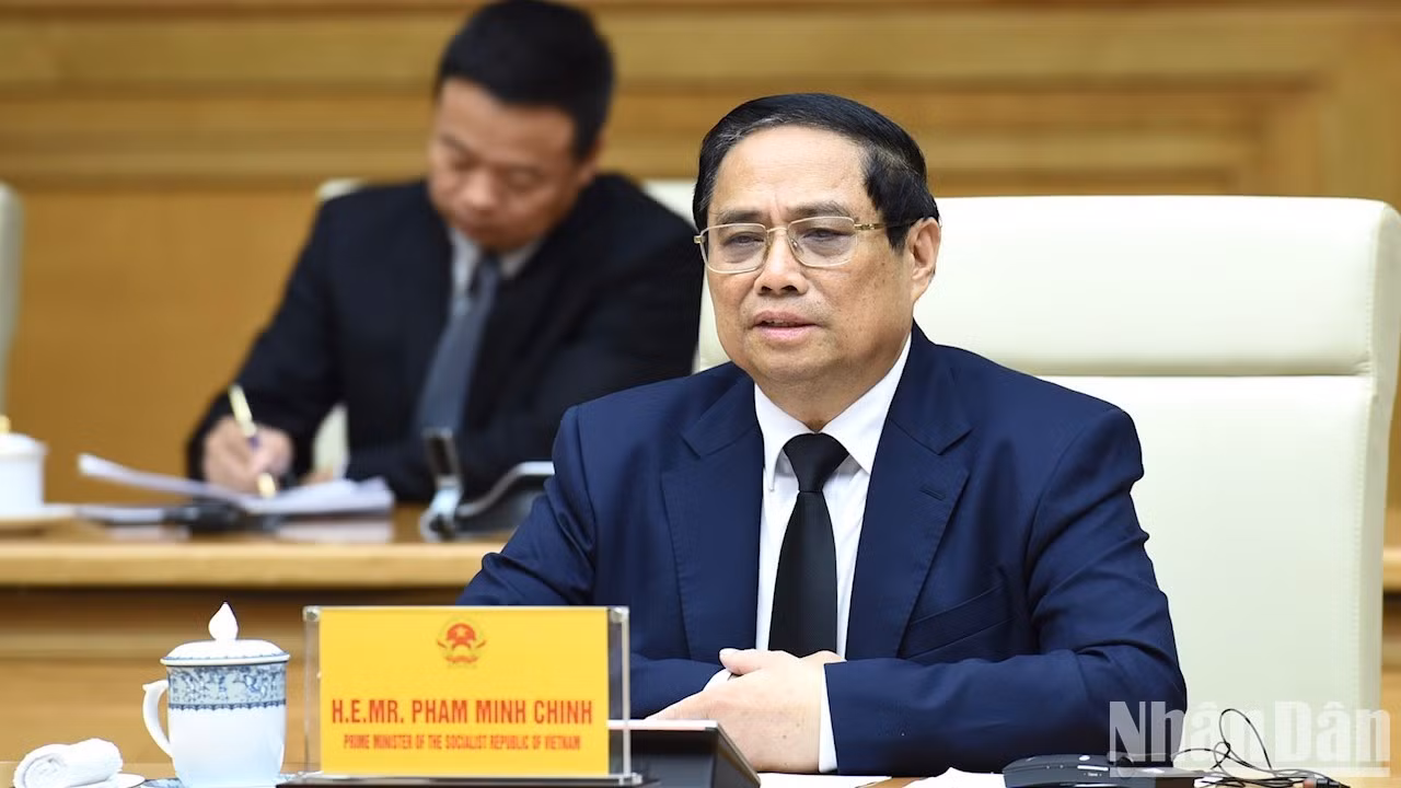 El primer ministro Pham Minh Chinh interviene en la reunión. El primer ministro Pham Minh Chinh interviene en la reunión.