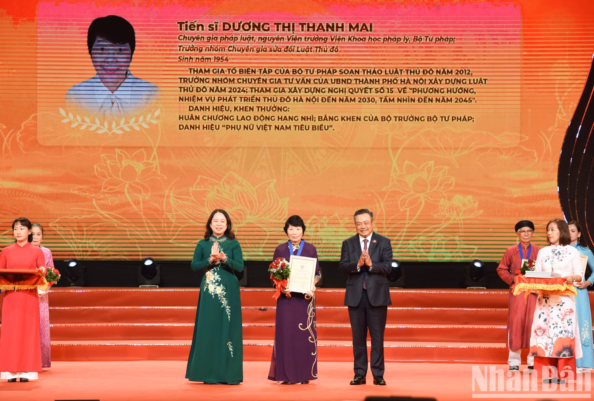 La vicepresidenta del país, Vo Thi Anh Xuan, y Tran Sy Thanh otorgan el título “Ciudadano Sobresaliente de la Capital” 2024 a la doctora Duong Thi Thanh Mai, exdirectora del Instituto de Ciencias Jurídicas del Ministerio de Justicia y jefa del Grupo de Expertos a cargo de la enmendación de la Ley de Capital.