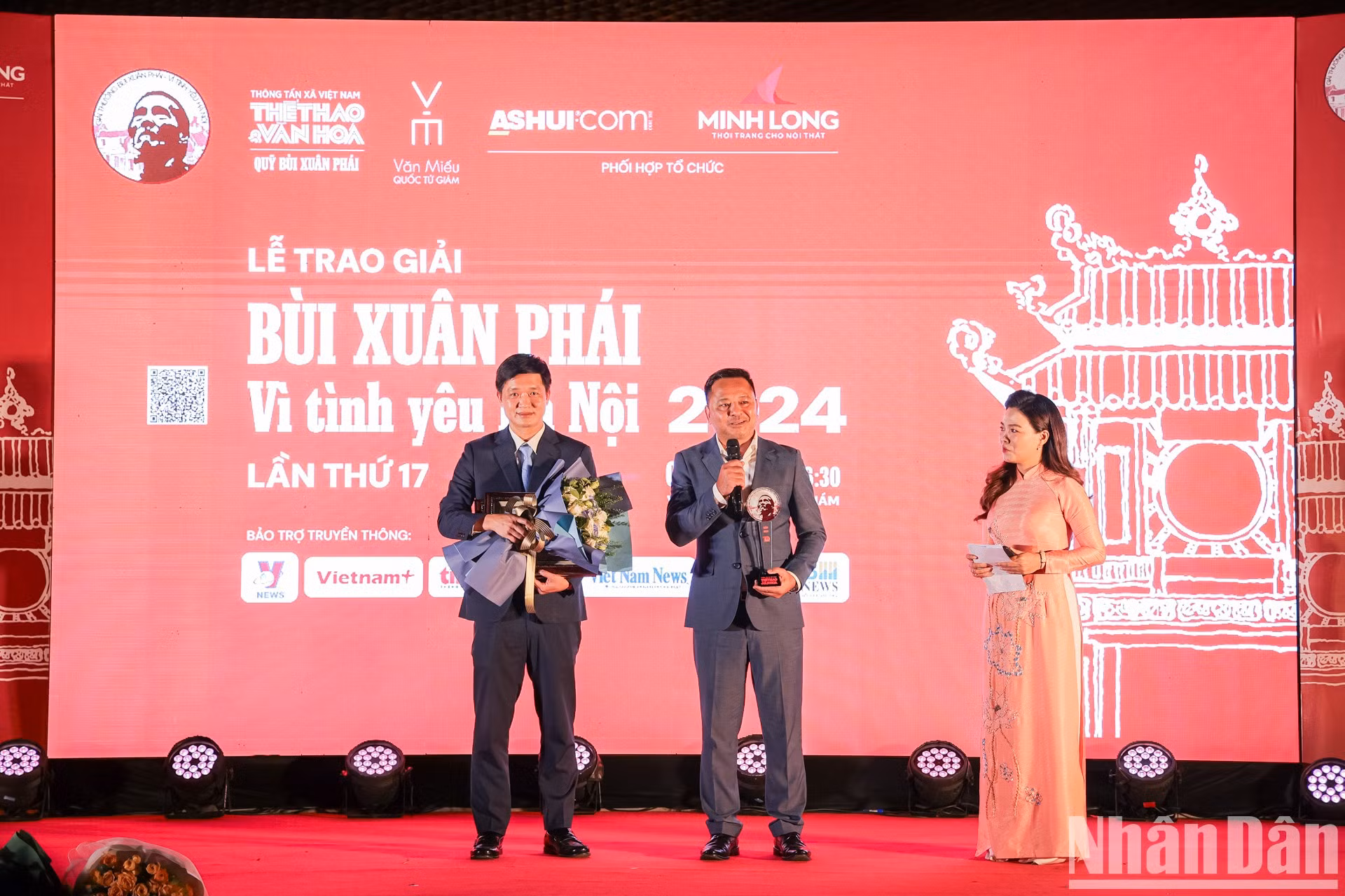 Entrega del premio en la categoría “La Mejor Acción”
