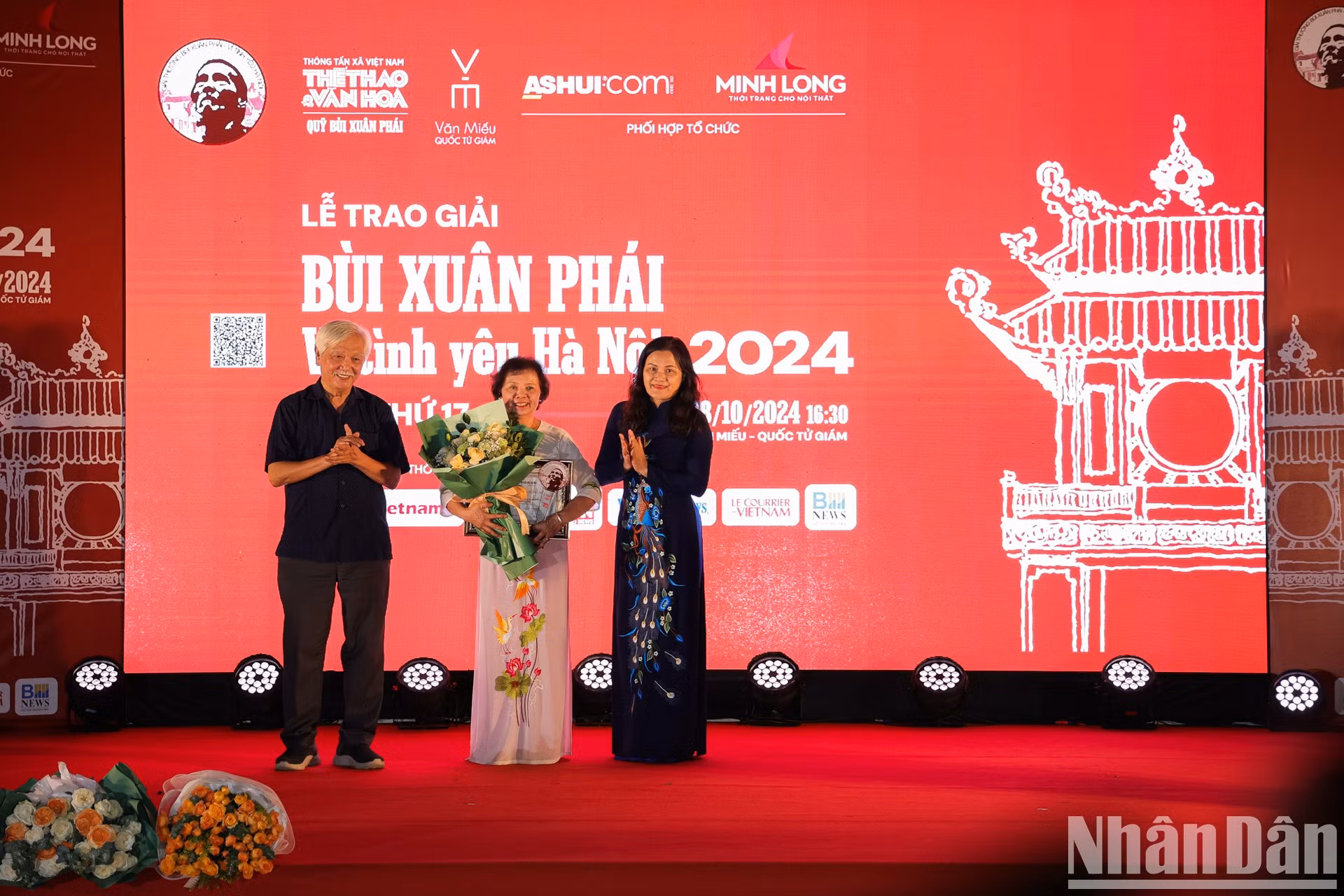 Entrega del premio en la categoría “La Mejor Obra”.