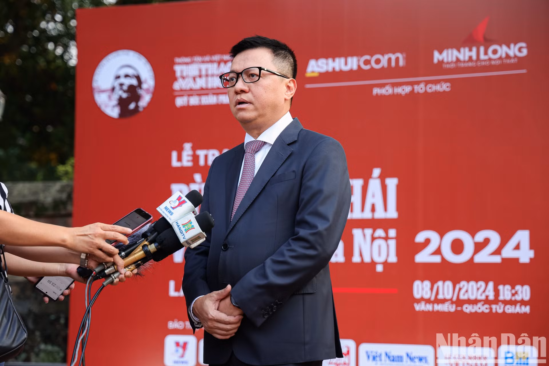 Le Quoc Minh, miembro del Comité Central del Partido Comunista de Vietnam y subjefe de su Comisión de Comunicación y Educación, presidente-editor de Nhan Dan y titular de la Asociación de Periodistas del país, se entrevista con la prensa.