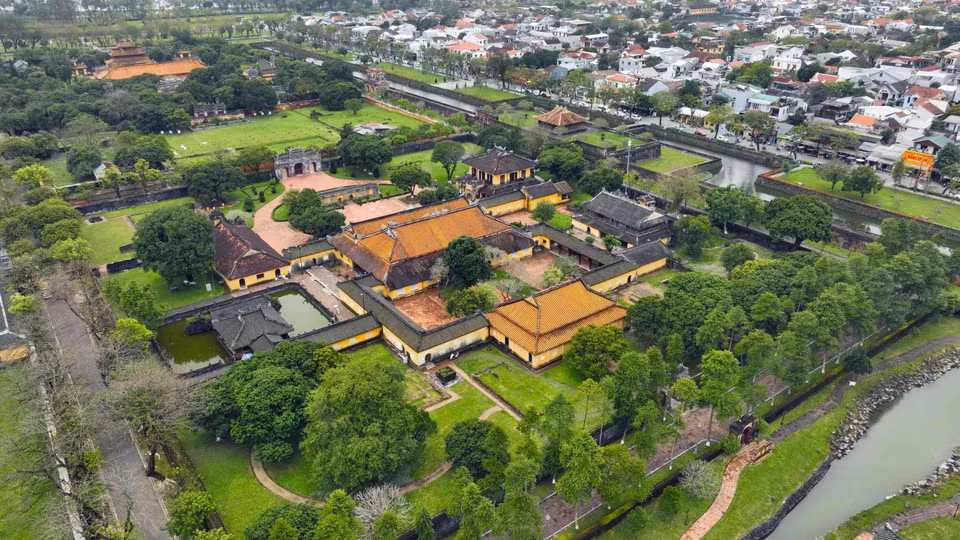 El Palacio de Dien Tho, parte del Complejo de Monumentos de Hue, fue la residencia de las Reinas Madres y Grandes Reinas Madres durante aquel período. Es una de las construcciones arquitectónicas más singulares que aún se conservan casi intactas hasta el día de hoy.