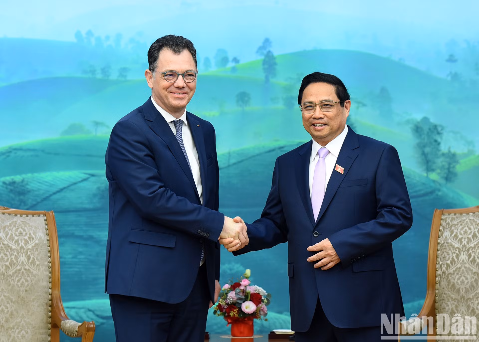 El jefe de Gobierno y el ministro de Economía, Emprendimiento y Turismo de Rumania, Stefan-Radu Oprea.