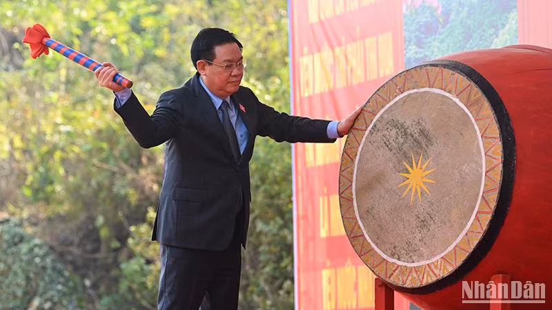 [Foto] Jefe del Legislativo vietnamita participa en festival tradicional de siembra de árboles