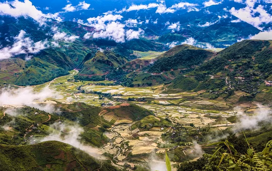 Las nubes desplazándose desde la montaña hasta los campos. Las nubes desplazándose desde la montaña hasta los campos.