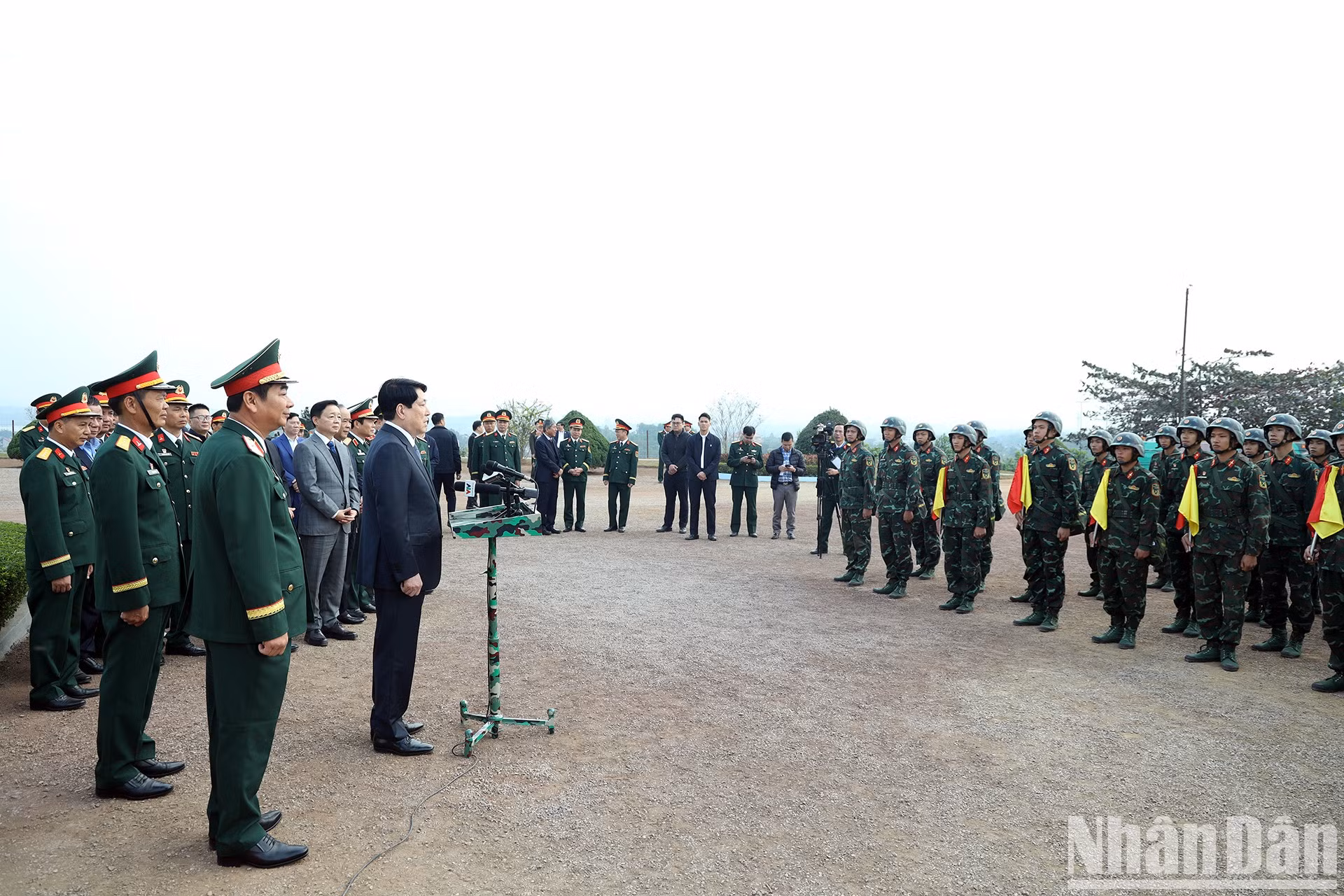 El presidente Luong Cuong chequea la labor de entrenamiento de los soldados. El presidente Luong Cuong chequea la labor de entrenamiento de los soldados.