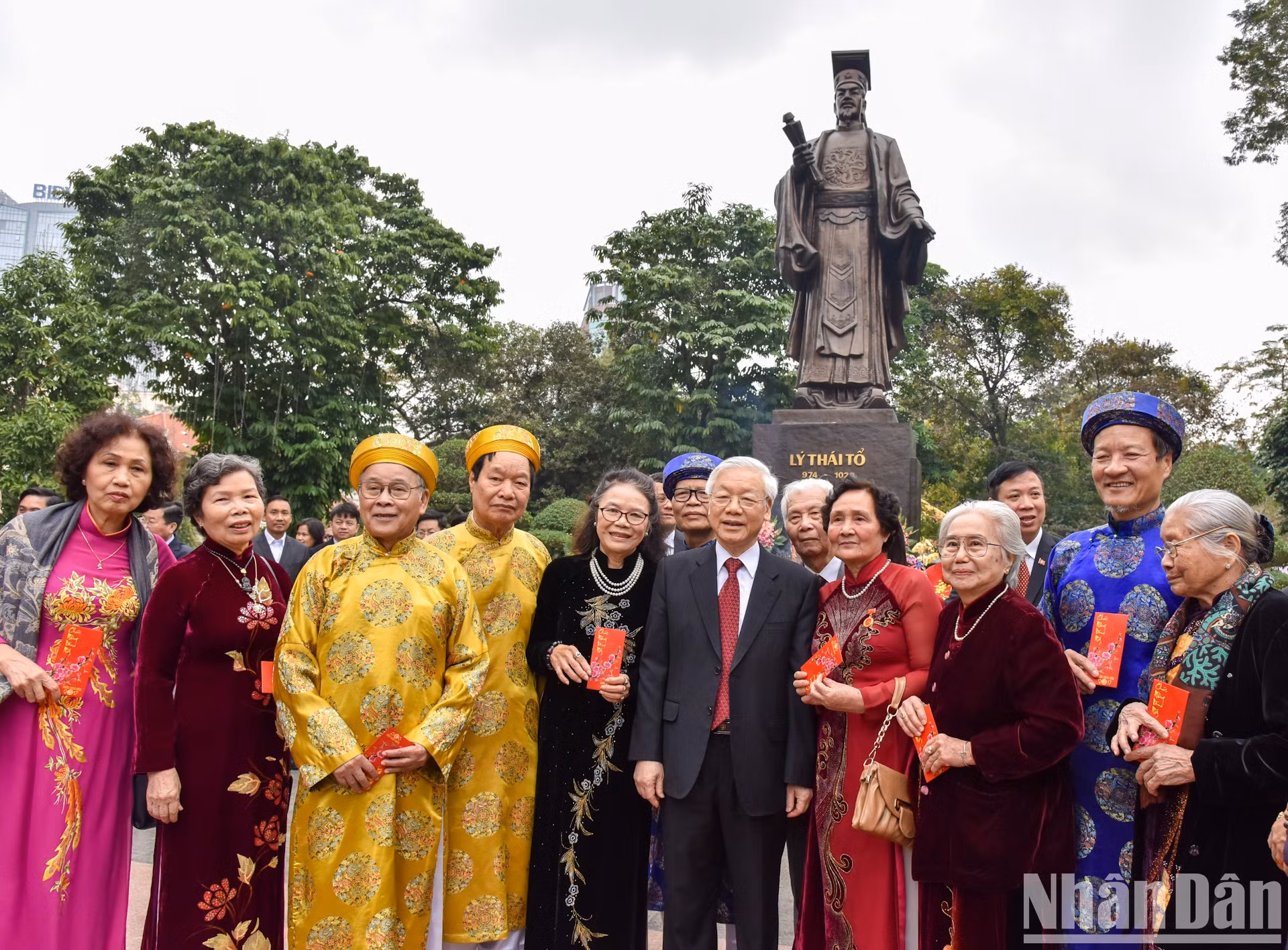 El secretario general Nguyen Phu Trong felicita por el Tet al colectivo de militantes, dirigentes municipales y ciudadanos de Hanói el 28 de enero de 2017 (1 de enero lunar del Año Lunar del Gallo), el mismo año del 87 aniversario de la fundación del Partido Comunista de Vietnam.