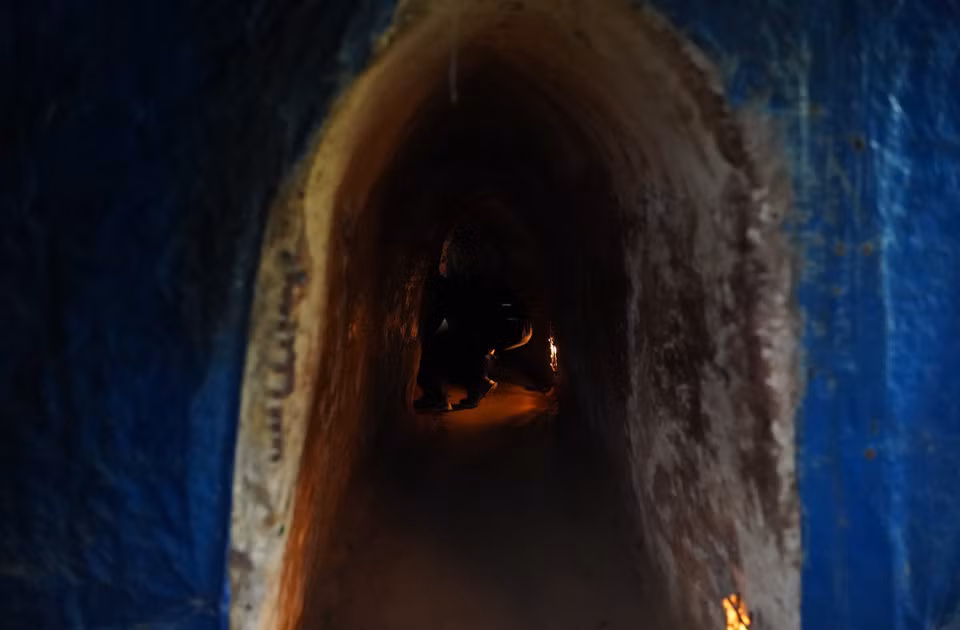 Los visitantes deben agacharse muy cerca del suelo para poder moverse dentro del túnel, debido a su espacio reducido y la oscuridad.