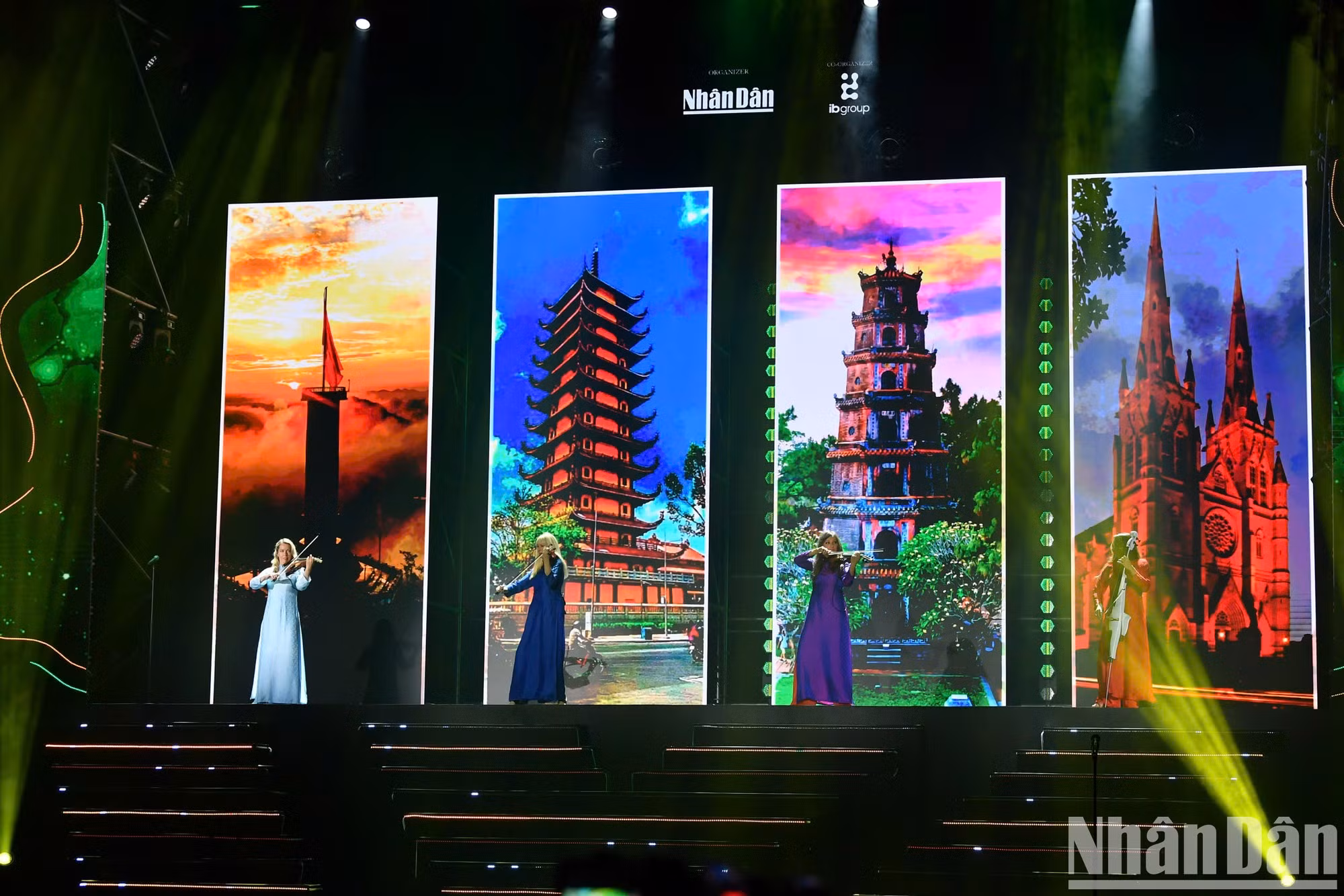 Los paisajes vietnamitas se presentan en el estilo de la gama “Tu binh”. Los paisajes vietnamitas se presentan en el estilo de la gama “Tu binh”.