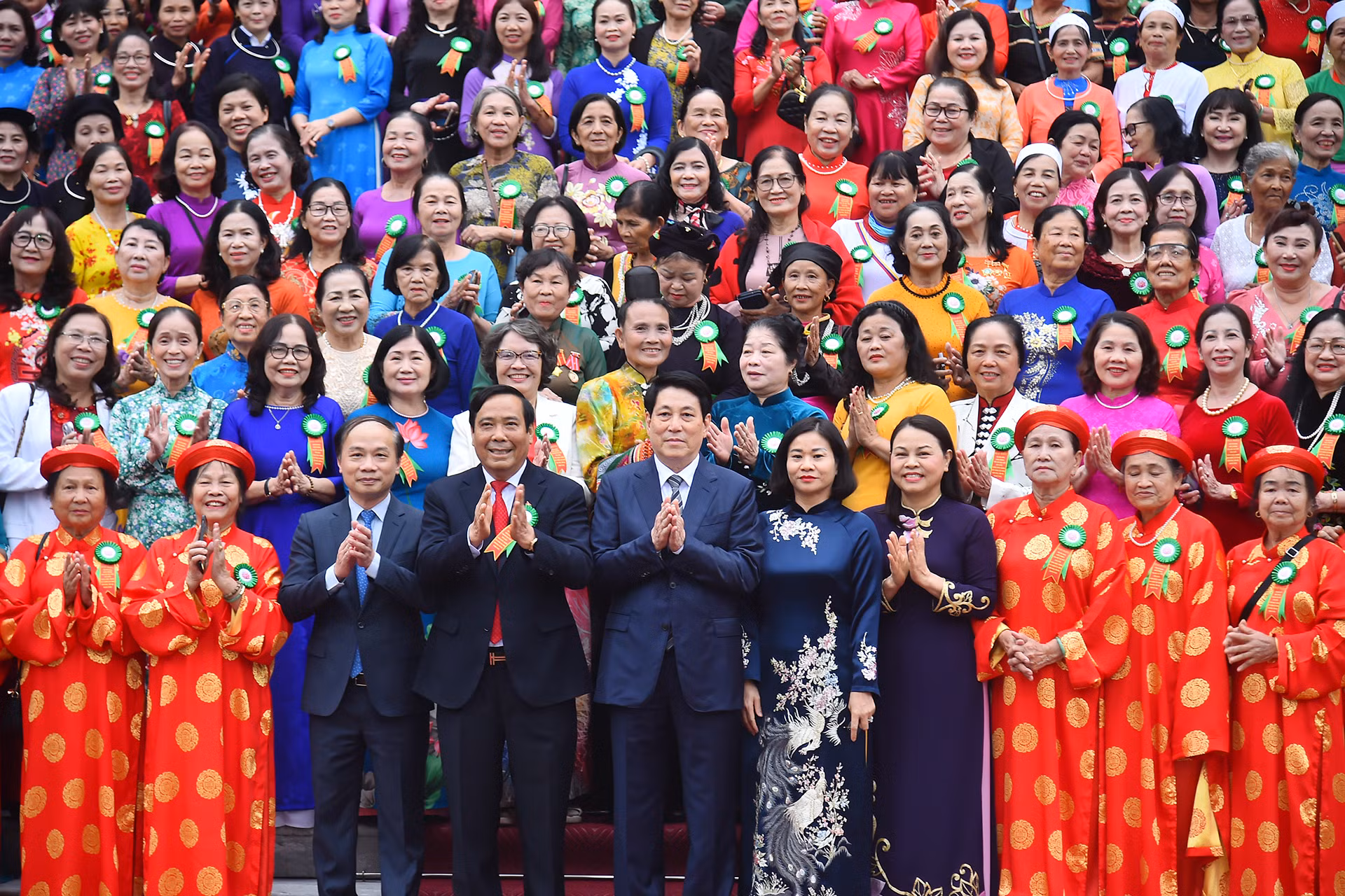 [Foto] Presidente vietnamita sostiene encuentro con destacadas ciudadanas mayores
