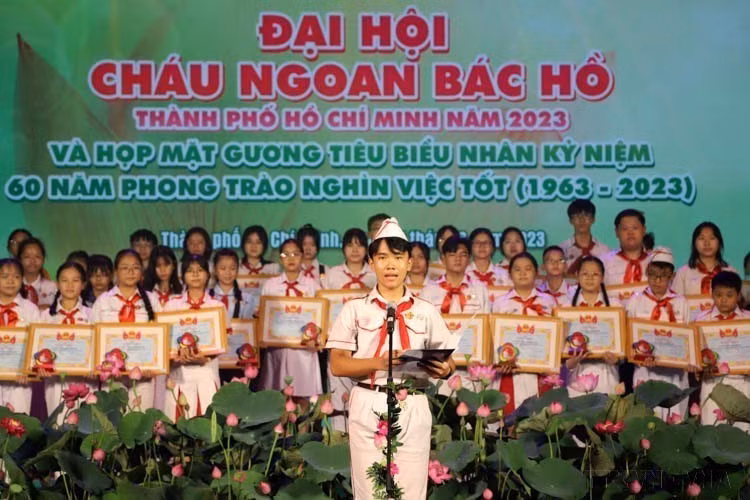 El niño Nguyen Hoang Thang pronuncia un discurso en el programa de reconocimiento de los Niños Buenos del Tío Ho en Ciudad Ho Chi Minh en 2023. El niño Nguyen Hoang Thang pronuncia un discurso en el programa de reconocimiento de los Niños Buenos del Tío Ho en Ciudad Ho Chi Minh en 2023.
