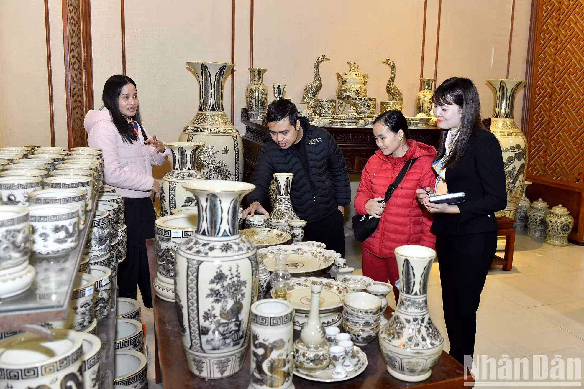 Clientes visitan la zona de exposición y presentación de productos de Chu Dau.