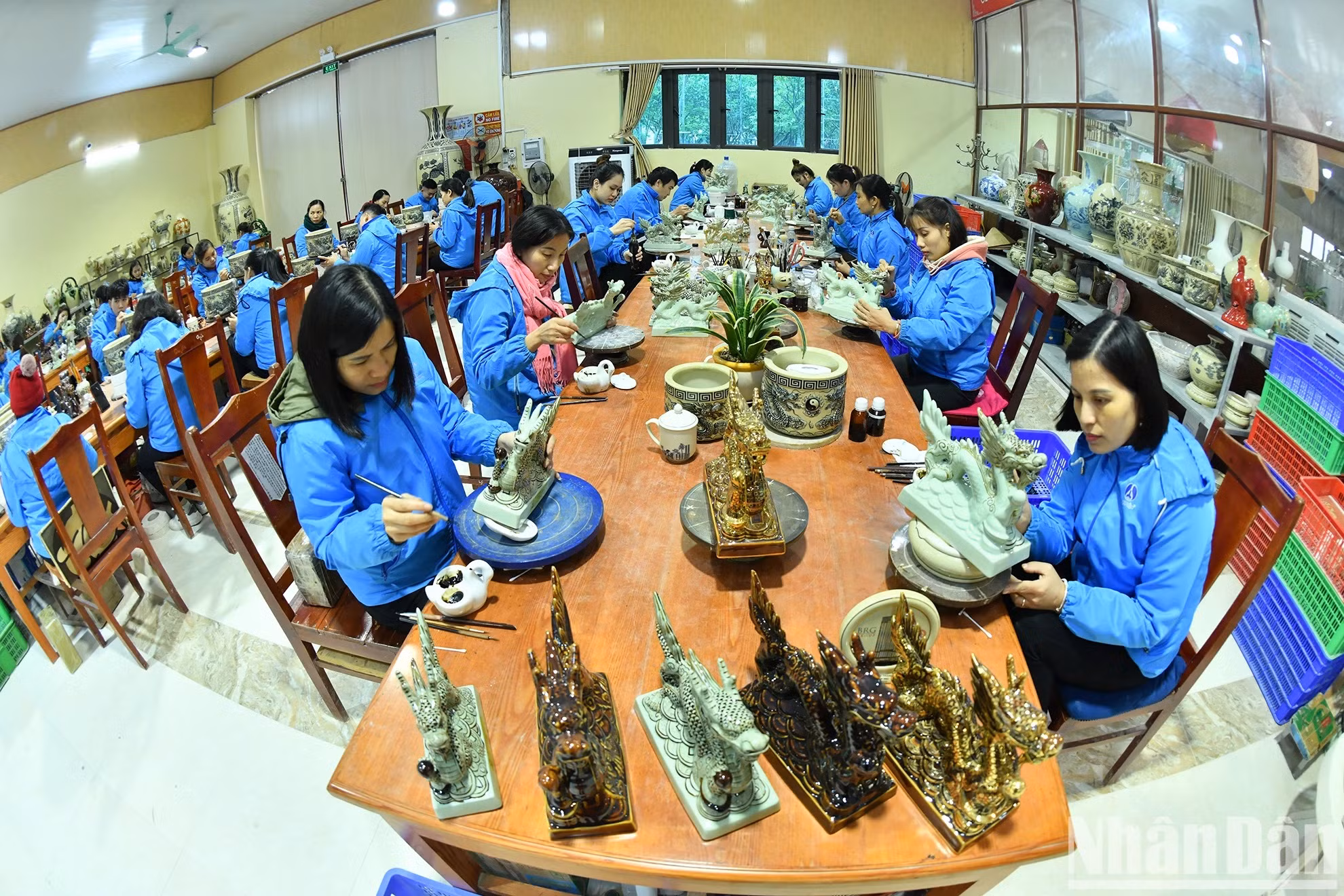 Artesanos y trabajadores de la empresa se esmeran en la producción.