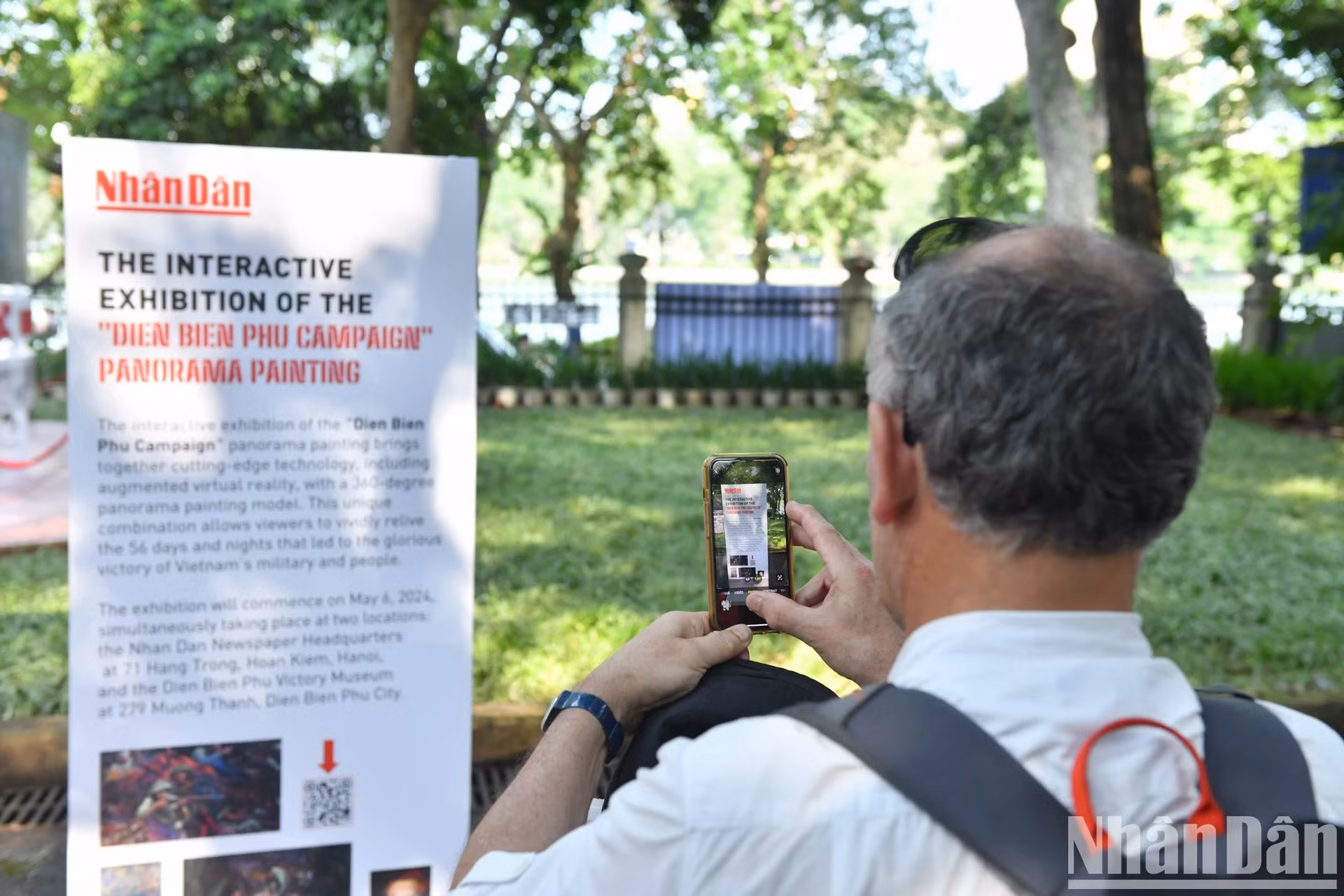 Los entusiastas de la tecnología pueden utilizar sus teléfonos móviles para escanear los códigos QR repartidos por el recinto de la exposición y contemplar el cuadro y sus detalles a través del prisma de la tecnología de realidad aumentada.